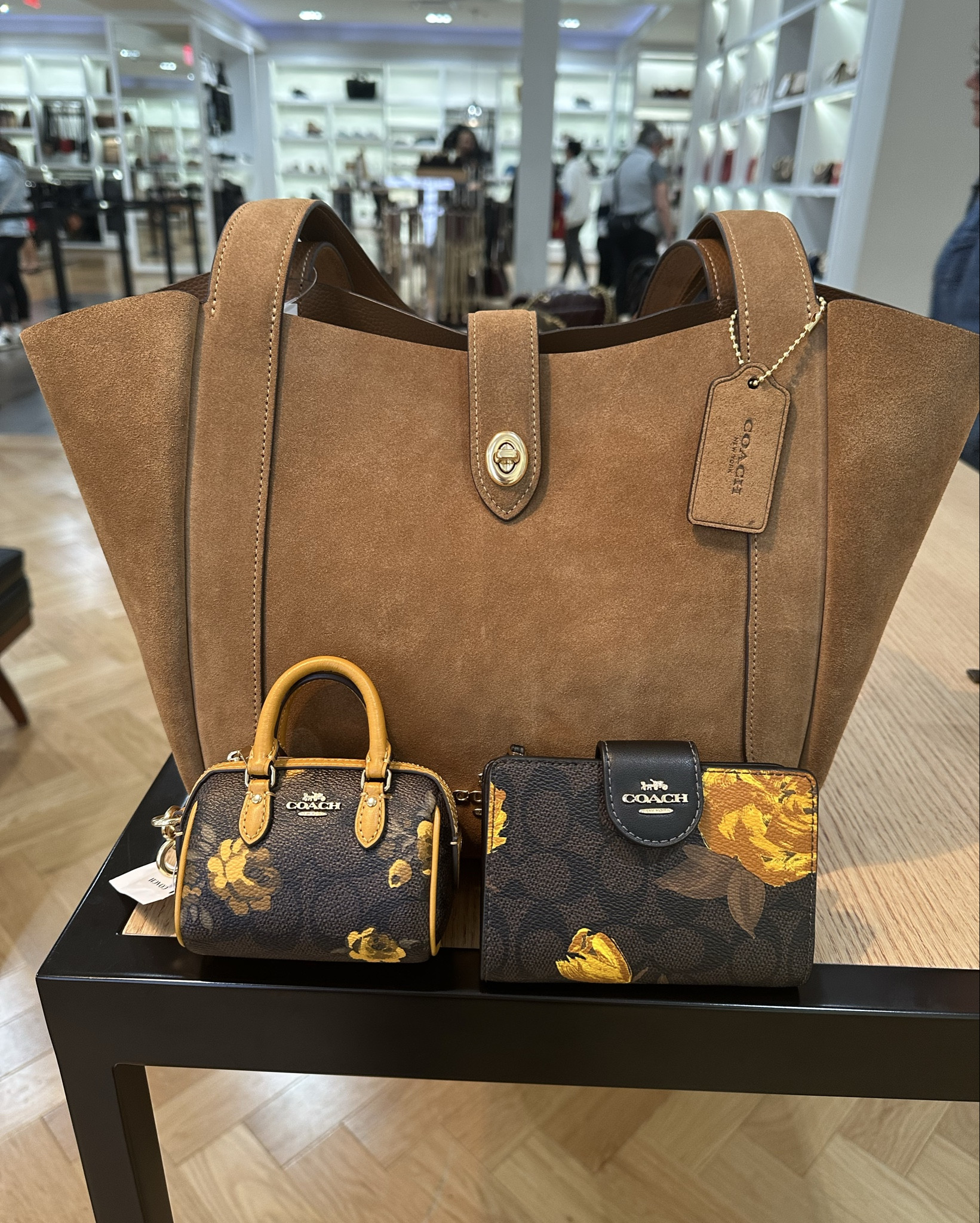 If you love a tote with comfortable shoulder straps and room for all of your essentials! The Hadley Turlock Tote is for you!! It’s the perfect size! Accessories & sneakers are linked too! ❤️❤️

#LTKItBag #LTKShoeCrush