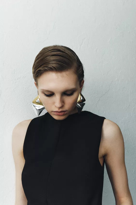 Geometric shaped drop metal earrings. Butterfly closure. | Zara US