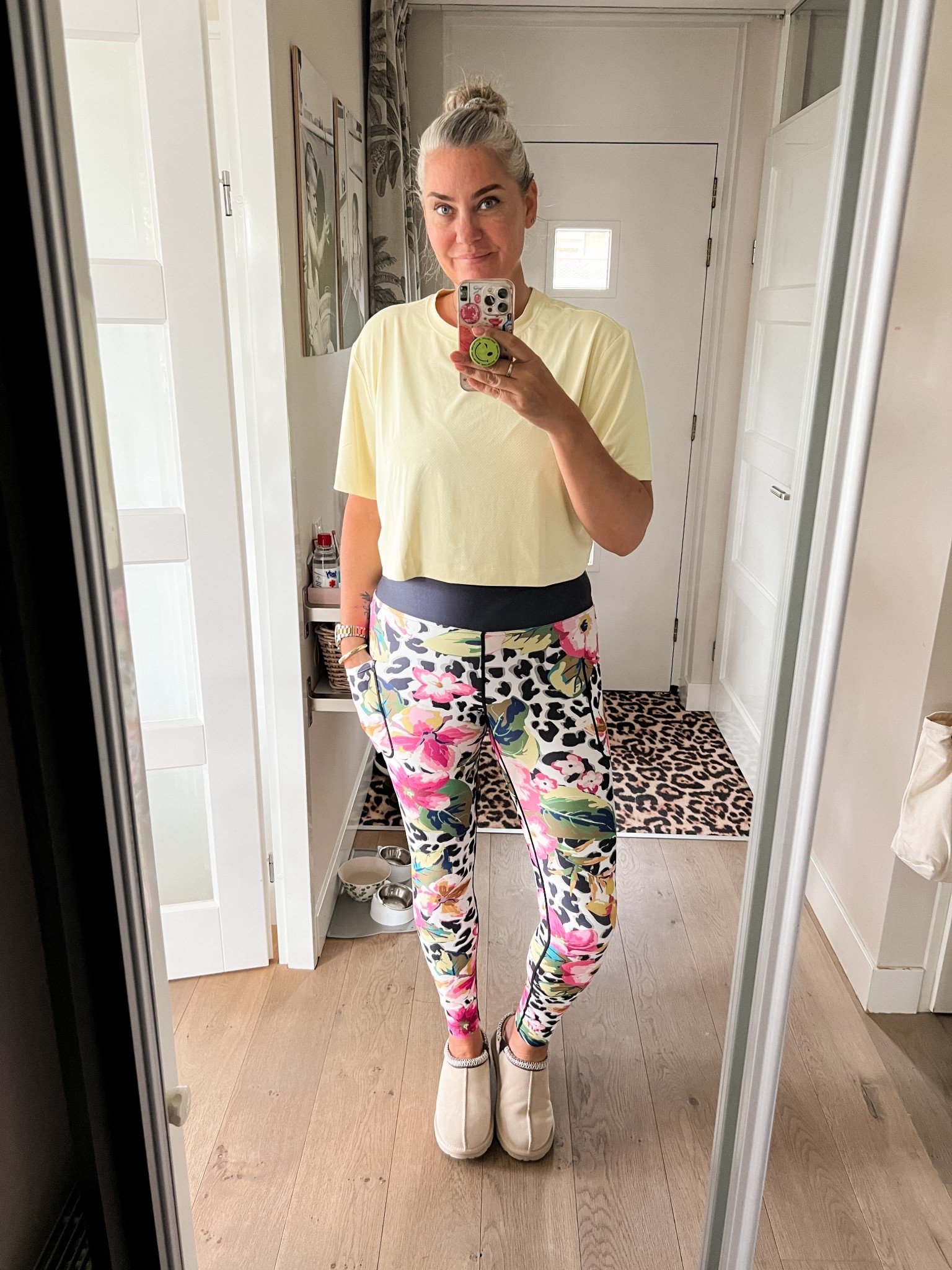 Ootd - Sunday. Started with a workout at the gym. Wearing a light yellow sport crop top and leopard and floral print Maya Freya leggings (M) and sheepskin slippers. 



#LTKeurope #LTKnederlands #LTKfitness