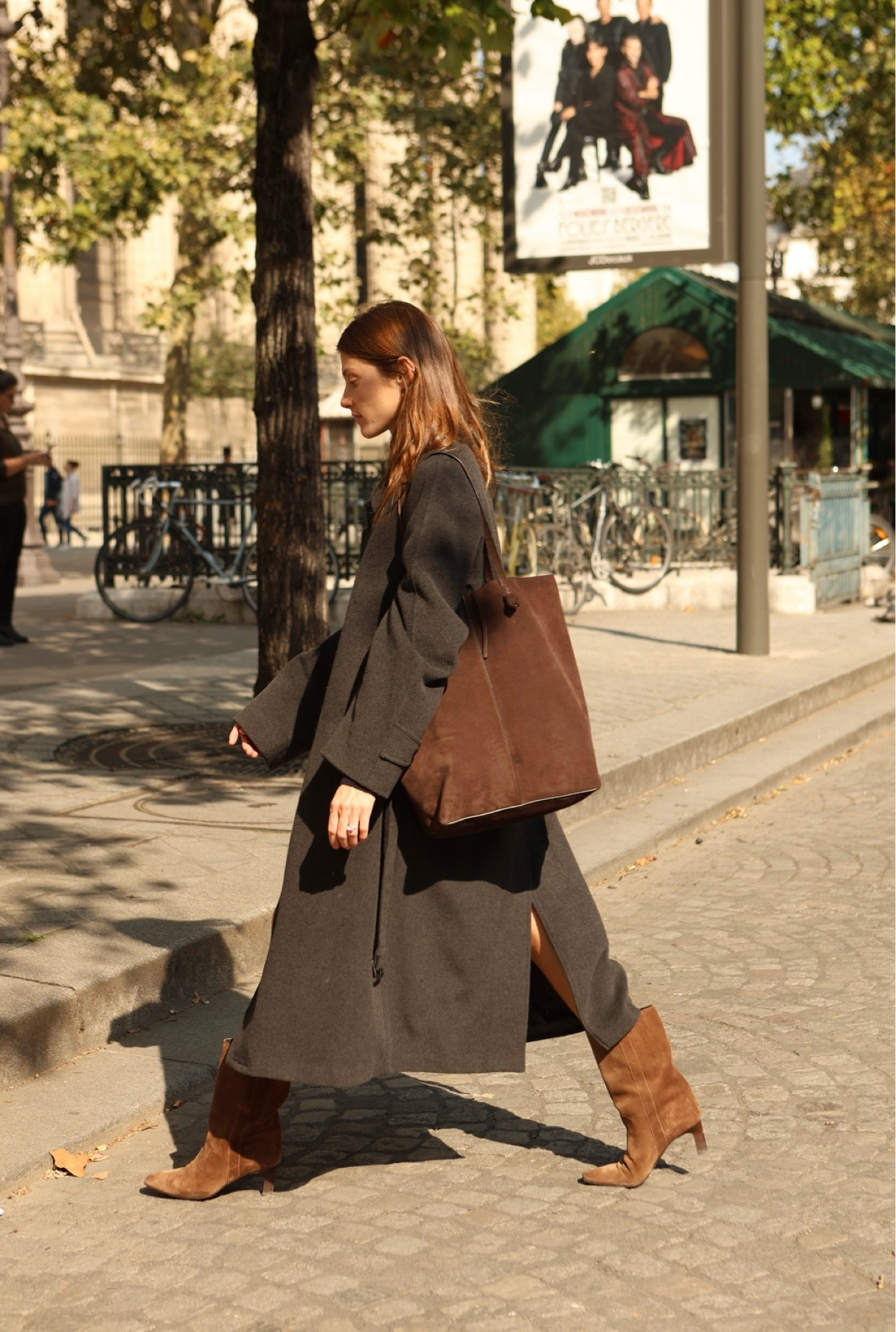 Oversized coat with Autumnal accessories 