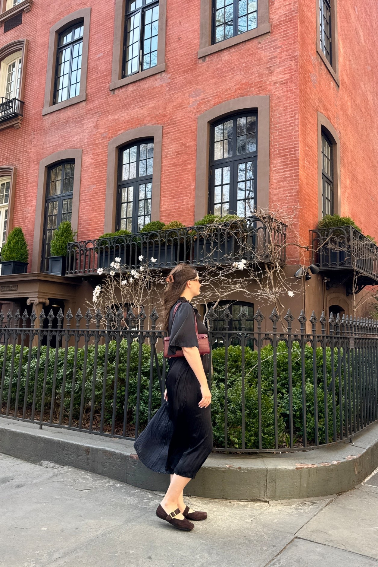 Who says you can’t wear black for spring? With comfy flats and a cute pair of sunnies that helps the outfit feel fresh and springy  

#LTKootd