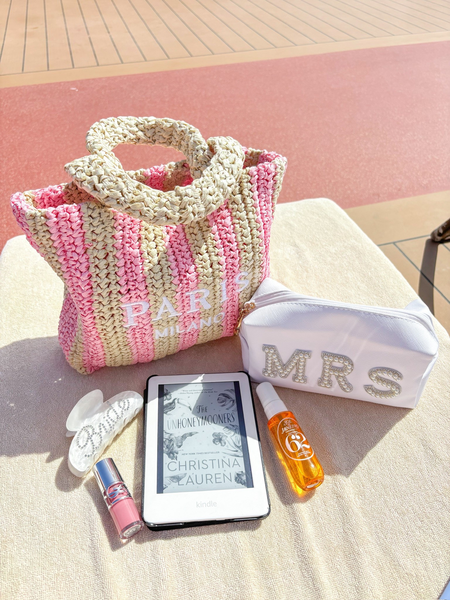 What’s in my pool bag! This adorable oink striped bag is from Amazon! It’s the perfect size and so cute! 
Beach bag, pool bag, Amazon, kindle, summer bag, summer reading 