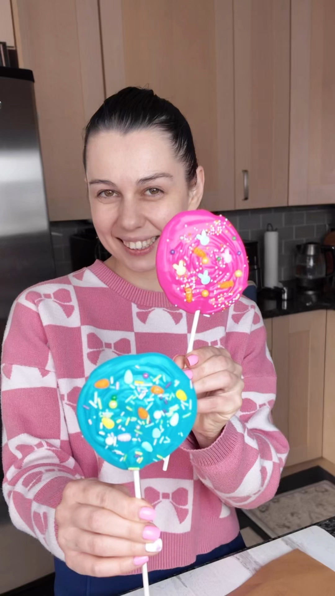 This is your sign to make the cutest spring gift with your kiddo 🍭🌸

Simple, fun, and actually something people will be excited to receive 💝

Perfect for Easter baskets, party favors, or those little “just because” gifts 🤍

Recipe:
	1.	Melt 2 colors of chocolate melts in the microwave (about 2 minutes until smooth), then transfer into piping bags.
	2.	Pipe small circles onto parchment, place a paper stick, and add a little more chocolate on top to secure it.
	3.	Decorate with your favorite sprinkles ✨
	4.	Freeze for about 30 minutes until set.

And that’s it — the sweetest little treat 🍭

Wrap each one in a clear bag and suddenly you have the cutest handmade gift to bring to any Easter celebration or playdate 🎀

Save this for your next “what should I gift?” moment & send it to a mama who’d love this idea 🫶

#LTKKids #LTKmomlife #LTKfoodie