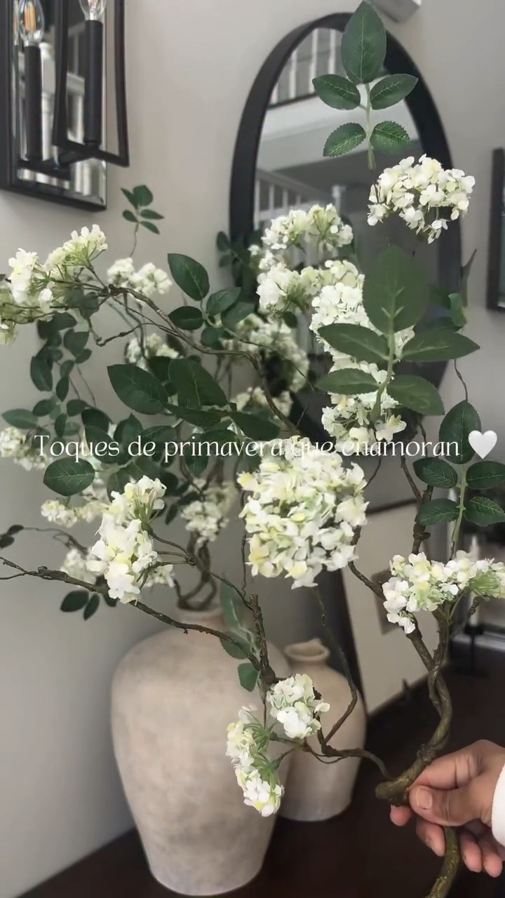 Transición sutil a la primavera 🌸✨
Comenta “SHOP” para enviarte el link 🔗

Estos tallos son súper económicos!
Son ramas artificiales muy altas, fáciles de moldear, con una flor blanca pequeña, y hacen una declaración hermosa en cualquier espacio 🤍🌿

#homedecor #spring #decoracion #flowers #primavera

#LTKHome #LTKValentine #LTKSaleAlert