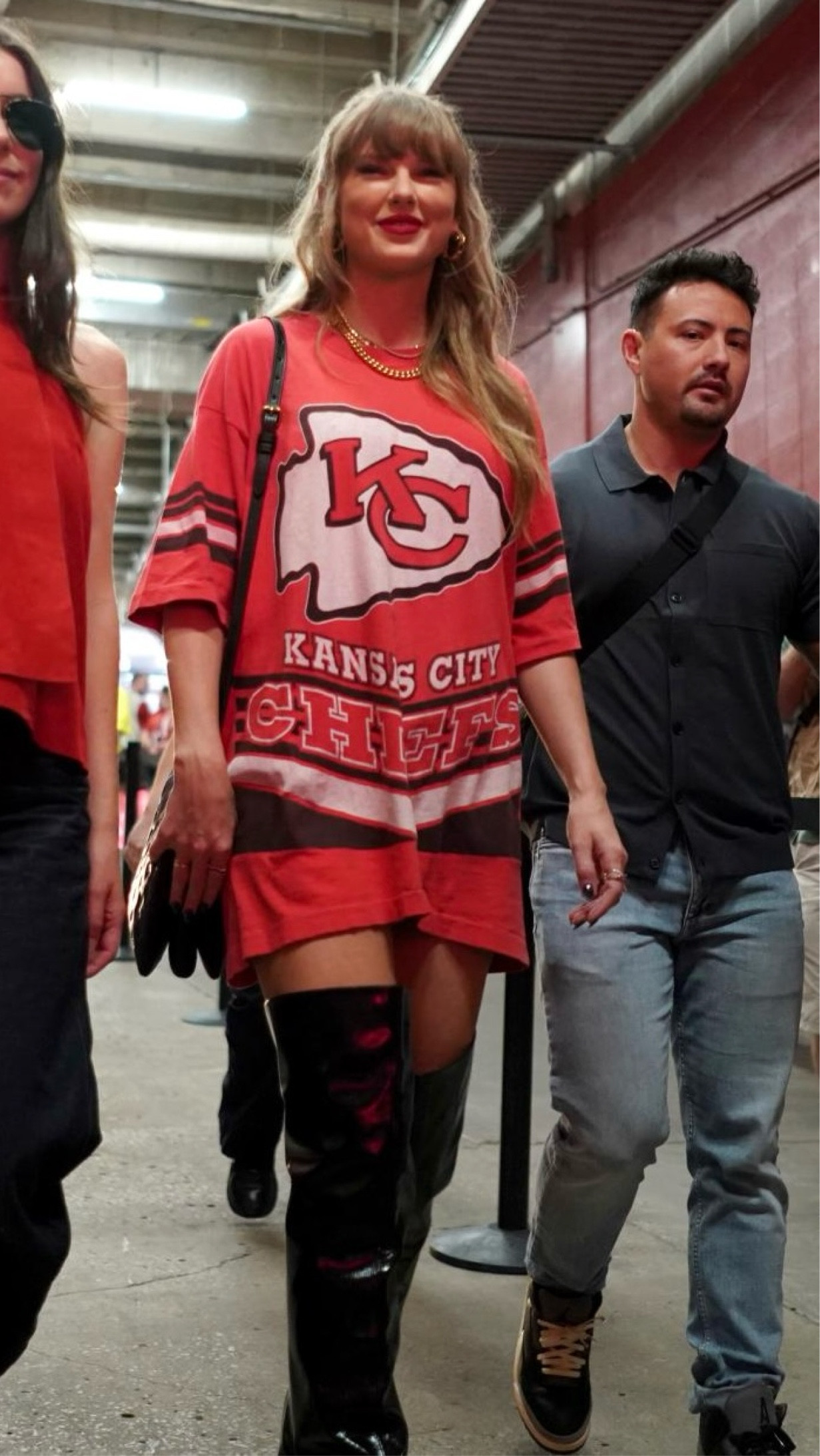 Taylor Swift goes casual in vintage Chiefs T-shirt dress at Bengals game paired with over the knee patent leather boots and Louis Vuitton bag


#LTKSaleAlert