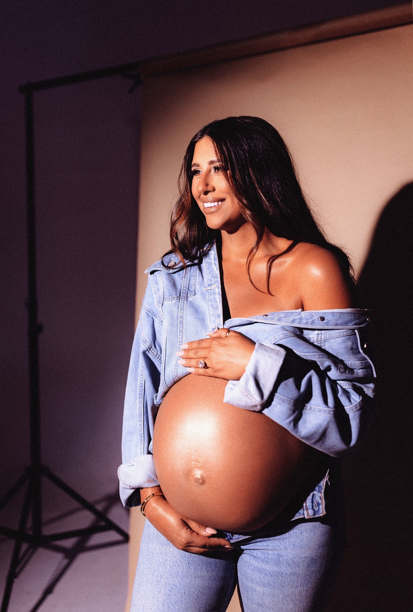 Classic denim on denim maternity shoot idea! 

Dressupbuttercup.com #dressupbuttercup #dederaad 