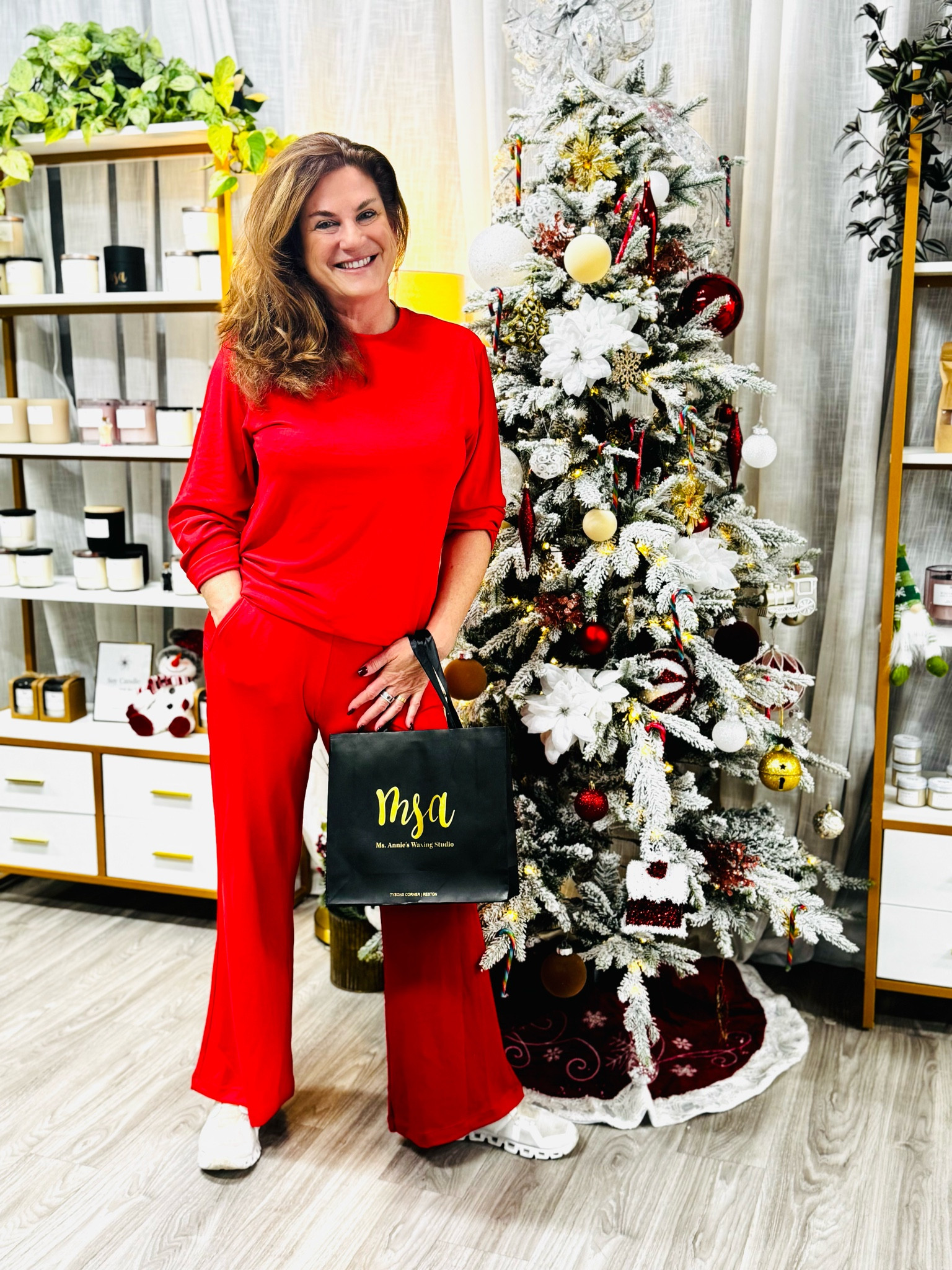 #OOTD Dashing through my holiday to do list in style and comfort 

This @PumieyUS super soft loungewear set is perfect for running 🏃‍♀️ holiday 🎄🕎 errands, wrapping gifts 🎁 or meeting friends for coffee ☕️ 

I’m a fan of the trendy wide leg pants to elevate the look 


#LTKHoliday #LTKGiftGuide #LTKSeasonal