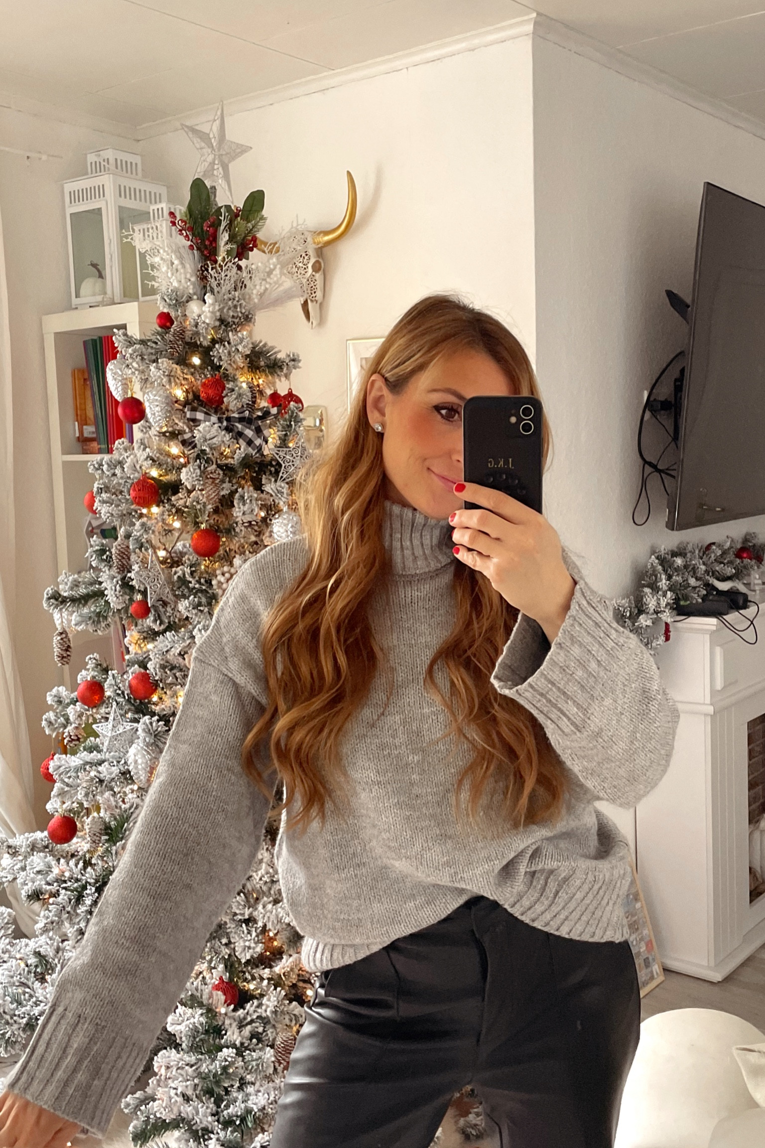 Eine Kombination die immer schön aussieht, ist eine schwarze Hose in Lederoptik und ein schlichter Pullover 

#LTKhome #LTKwinter #LTKstyletip