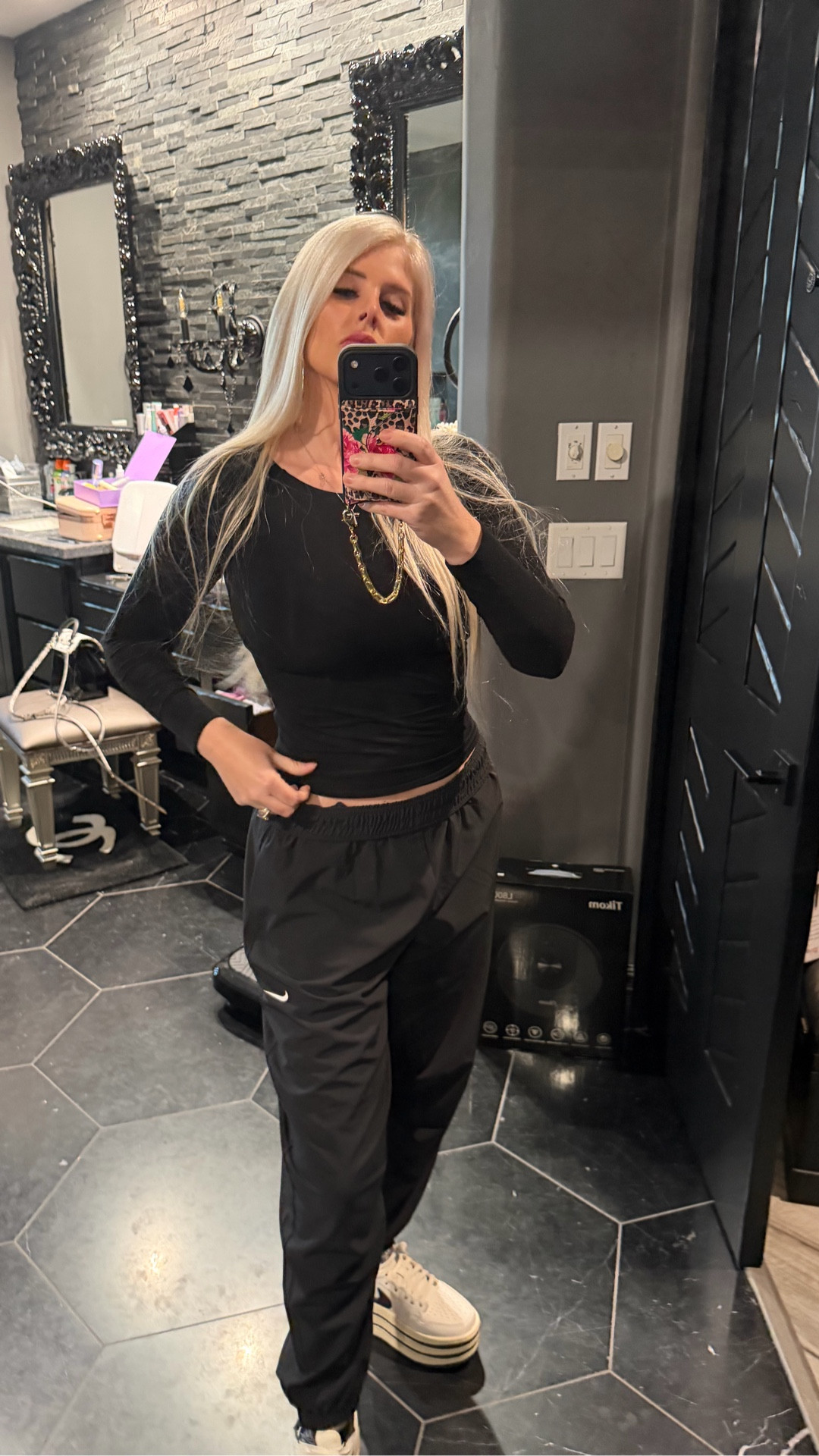 Black on black with the cutest shoes ever!! 

Shirt: xs
Pants: medium, but would recommend sizing down 

#LTKgrwm #LTKfitnessgoals #LTKootd