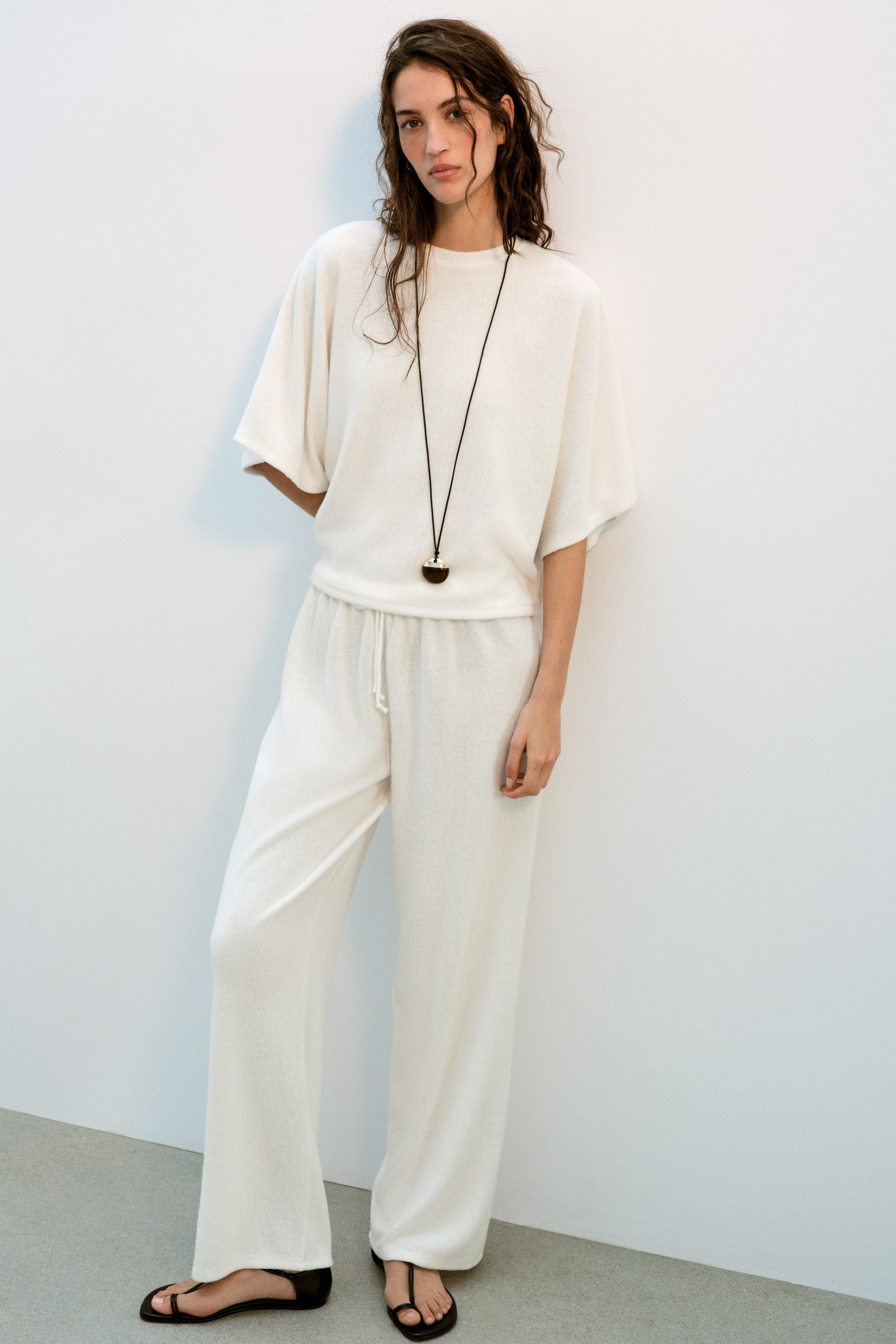 Top made of rustic fabric. Round neck and wide short sleeves. Straight hem. | Zara US