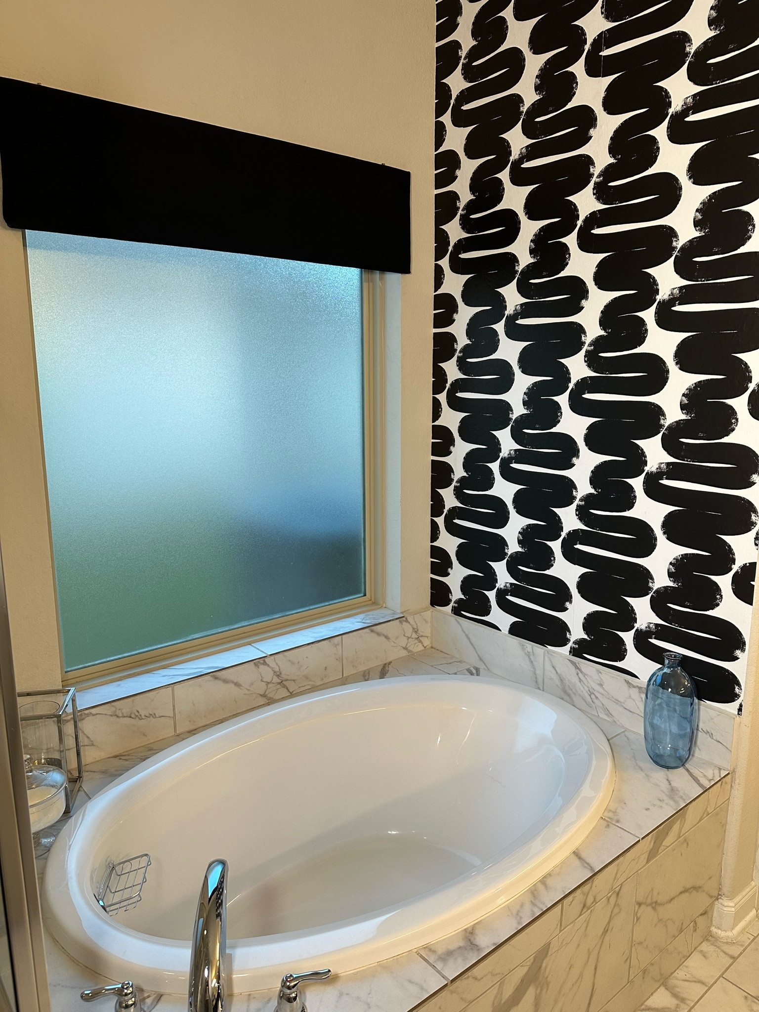 Looking to make a statement to a room? This wallpaper is perfect ✅
#homedecor #home #decor #decorating #bathroom #amazonfind