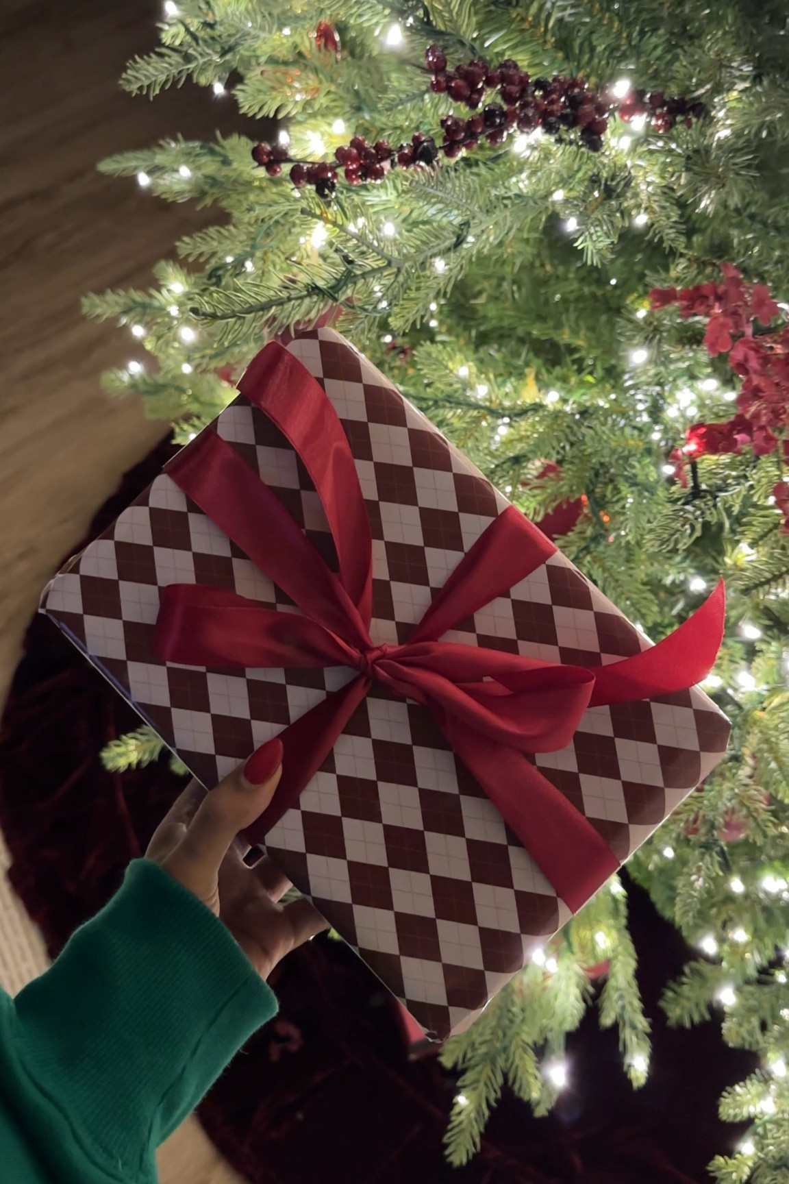 The prettiest burgundy + brown christmas wrapping paper 🤎♥️🎁

#LTKSeasonal #LTKHoliday #LTKHome