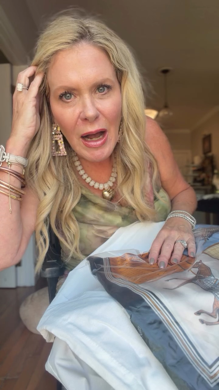 FOUND YOUR MOTHERS D Y GIFTVTONYOURSELF🩷🩷

This is a luxury look for less with this chic handbag + scarf combo—because the details are doing ALL the work. Adding a scarf to your bag is one of the easiest ways to elevate your look (and yes, it’s very on trend right now) 

Mother’s Day deals are too good to gatekeep… so I won’t 😉

This creamy neutral is giving effortless summer elegance but it comes in classic black too for year-round wear.

No boring accessories here. Just smart style, elevated ✨

#LookForLess #DesignerInspired #MothersDayDeals #SummerStyle #AffordableFashion