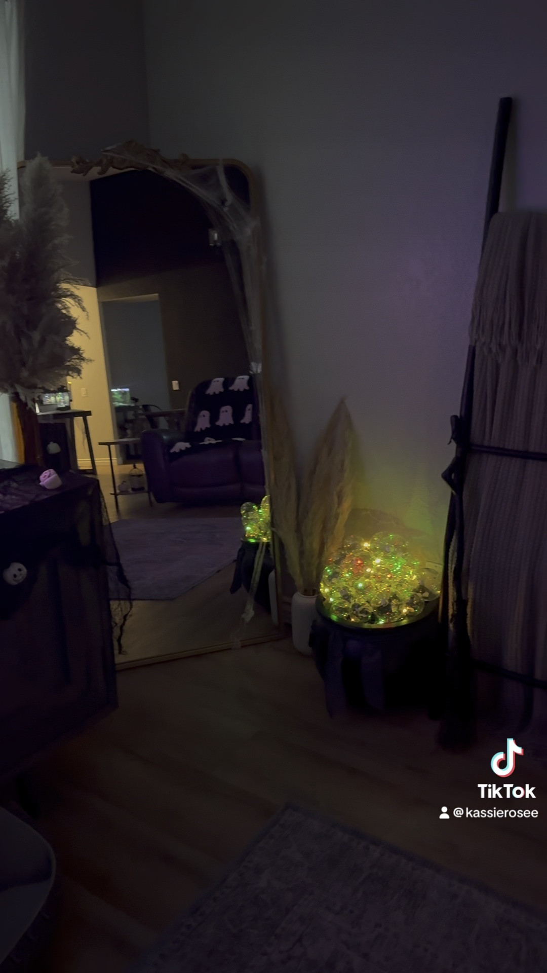 Loving my Halloween decor 🕸️🎃

#LTKHome #LTKSeasonal #LTKVideo