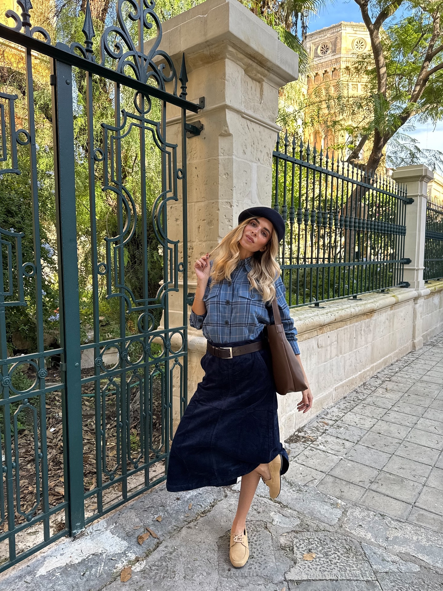 Strolling around the city with my #bonprix total look 💙

@bonprix 
Ad
