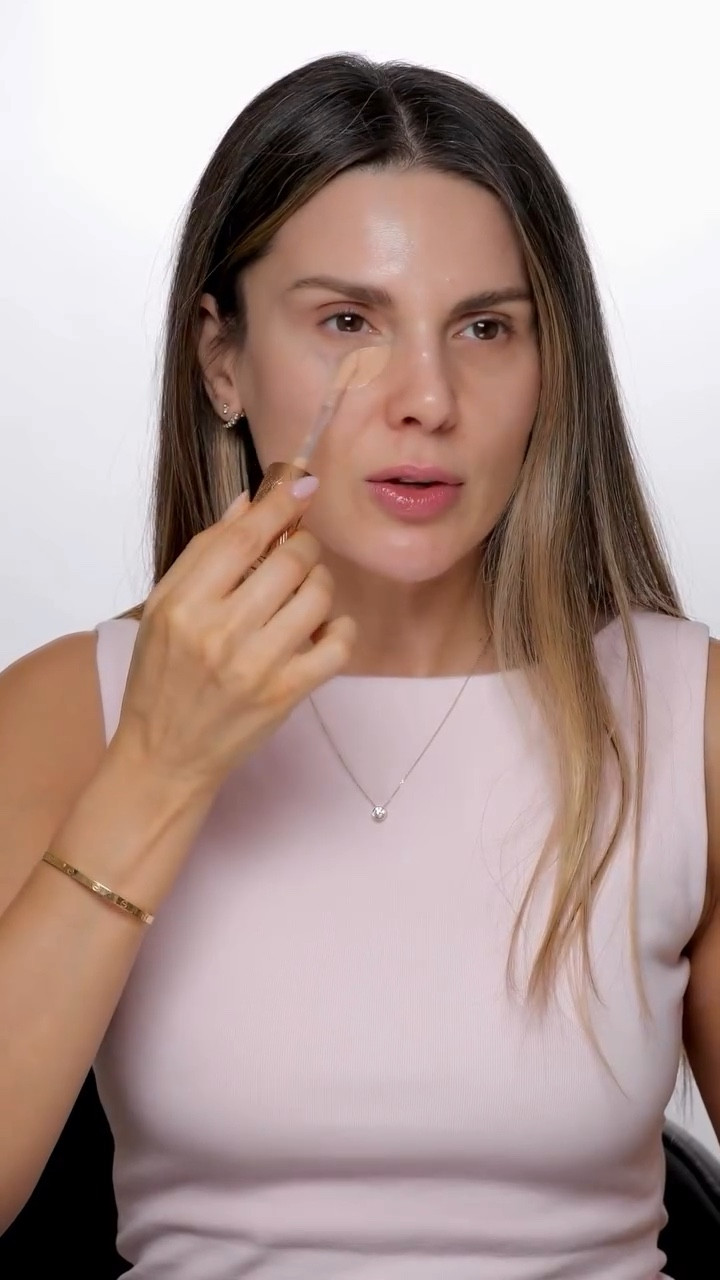 Turns out, what used to work just doesn’t anymore. And honestly? Fine. That’s the deal if you’re lucky enough to get older.
So we adapt:
stronger concealer, less quantity 
tiny placement, not full undereye blankets
and yes… small brushes are doing the heavy lifting now!
It’s less drama, more strategy!!
Concealer @charlottetilbury In shade 5.
White Bristle brush from @rephr.to 
Second brush from @hourglasscosmetics 
Third tiny brush from @thebkbeauty