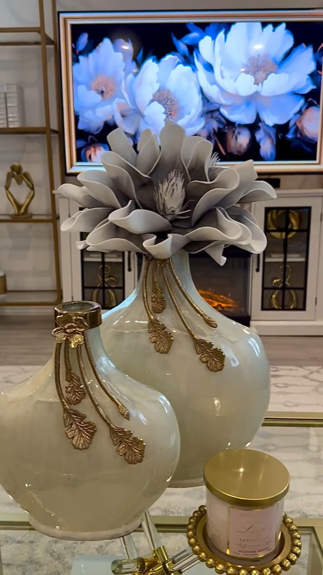 Happy New Week Friends 🤍✨.

✨Follow me @everythingjummy for more Home Decor and Ideas✨. 

🤍LIKE 🤍COMMENT 🤍SAVE 🤍SHARE
.
.
.
.
.
.
.
.
.
.
.
.
.
.
.
#everythingjummy #winterdecor #whiteandgolddecor #livingroominspo #twopagescurtains