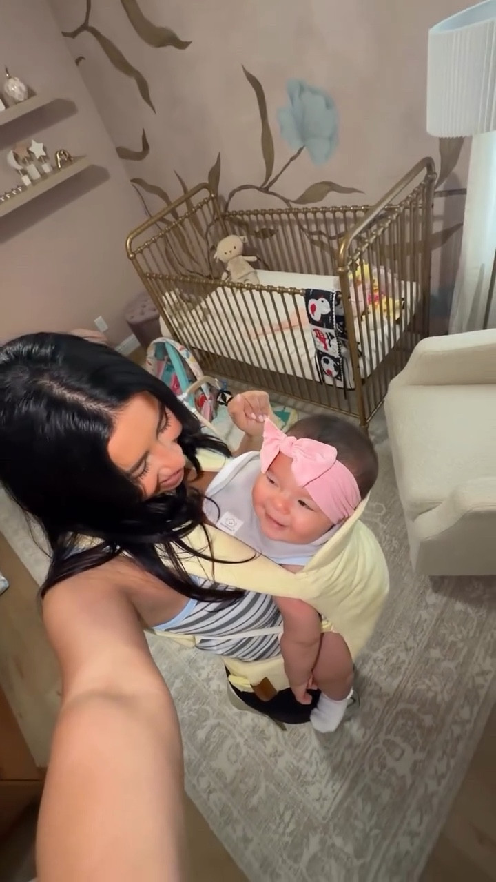 Babygirl loved her first boat ride🥰 how many diapers are you packing for a night?!🤪 have the best week!!❤️

Comment “shop” for links🫶🏼

#weekend #family #vlog #ditl #momlife boat day, margaritaville, day in my life, baby, mom of 2