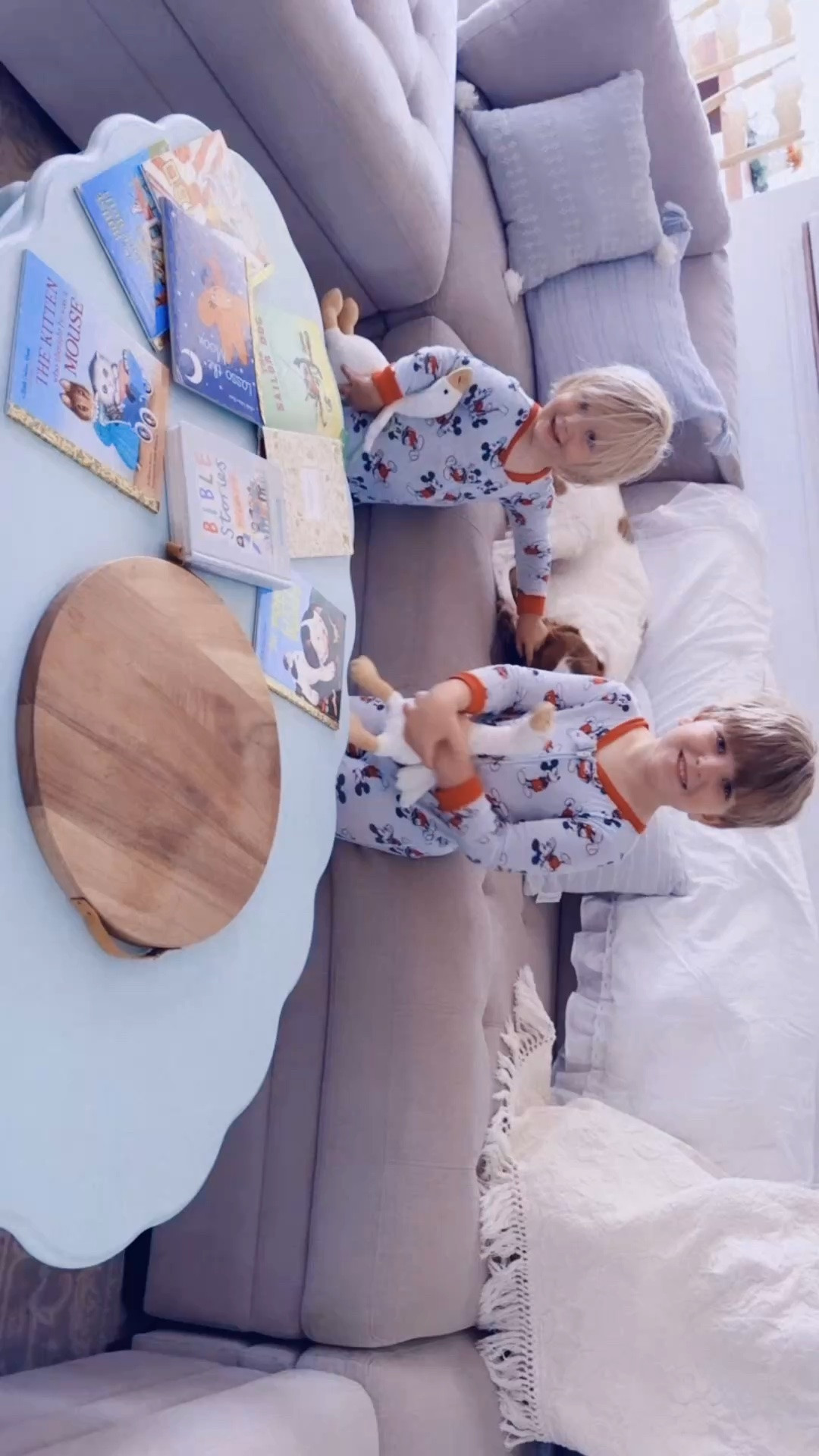 These sweet babies 👶🏼👶🏼 (& their whittle geese 🪿 from the birthday party 🥳 this weekend 🤭) have been lovingggg the new coffee ☕️ table this morning 🛋️- it just fits so perfectly in this sweet farmhouse living room our ours!!! 🥰🫶🏽
