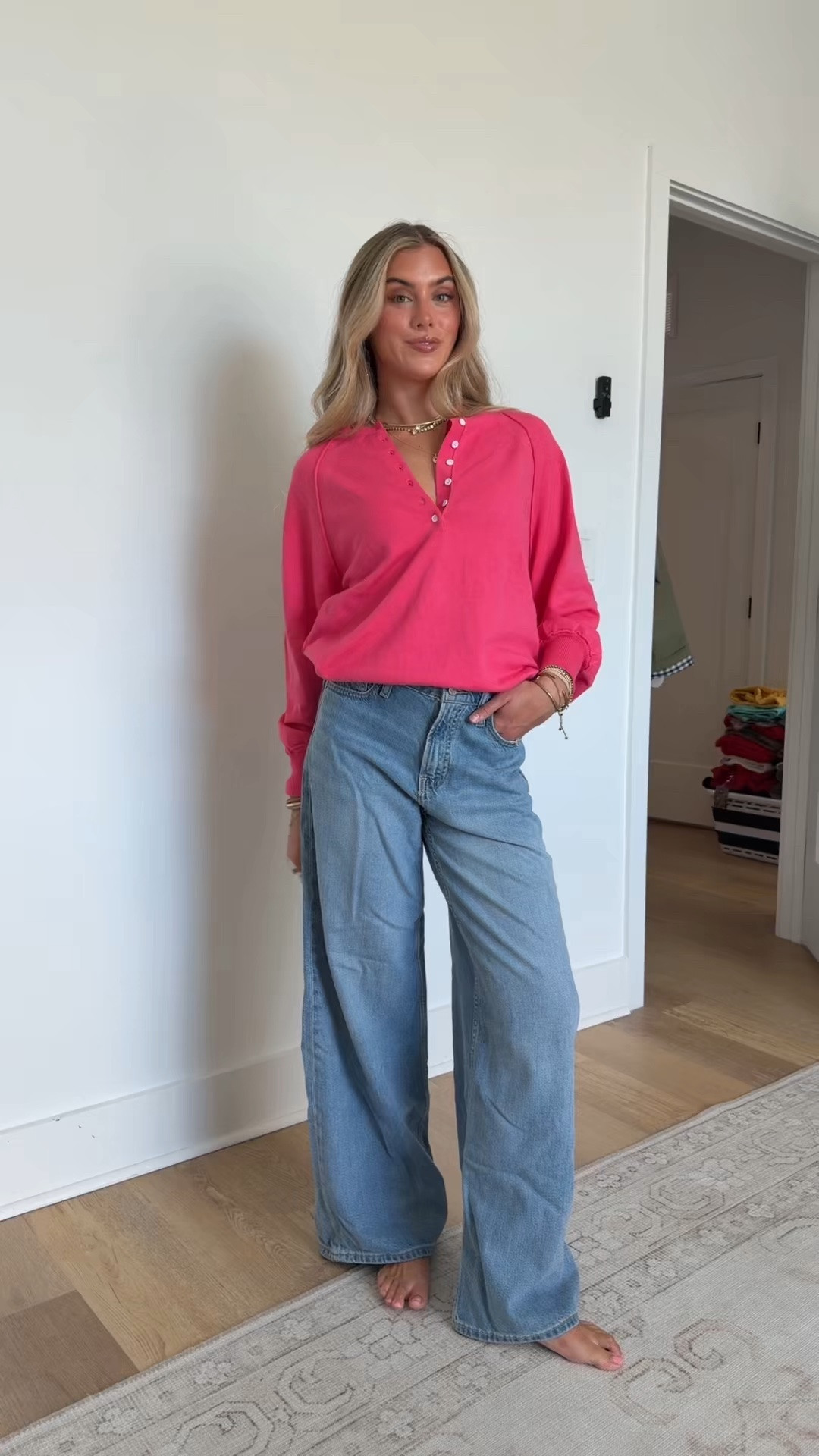 Gap size 24/00 mid rise ultra soft baggy jeans. A fit that moves freely.
In UltraSoft non-stretch denim.
Cut with a slouchy, loose leg