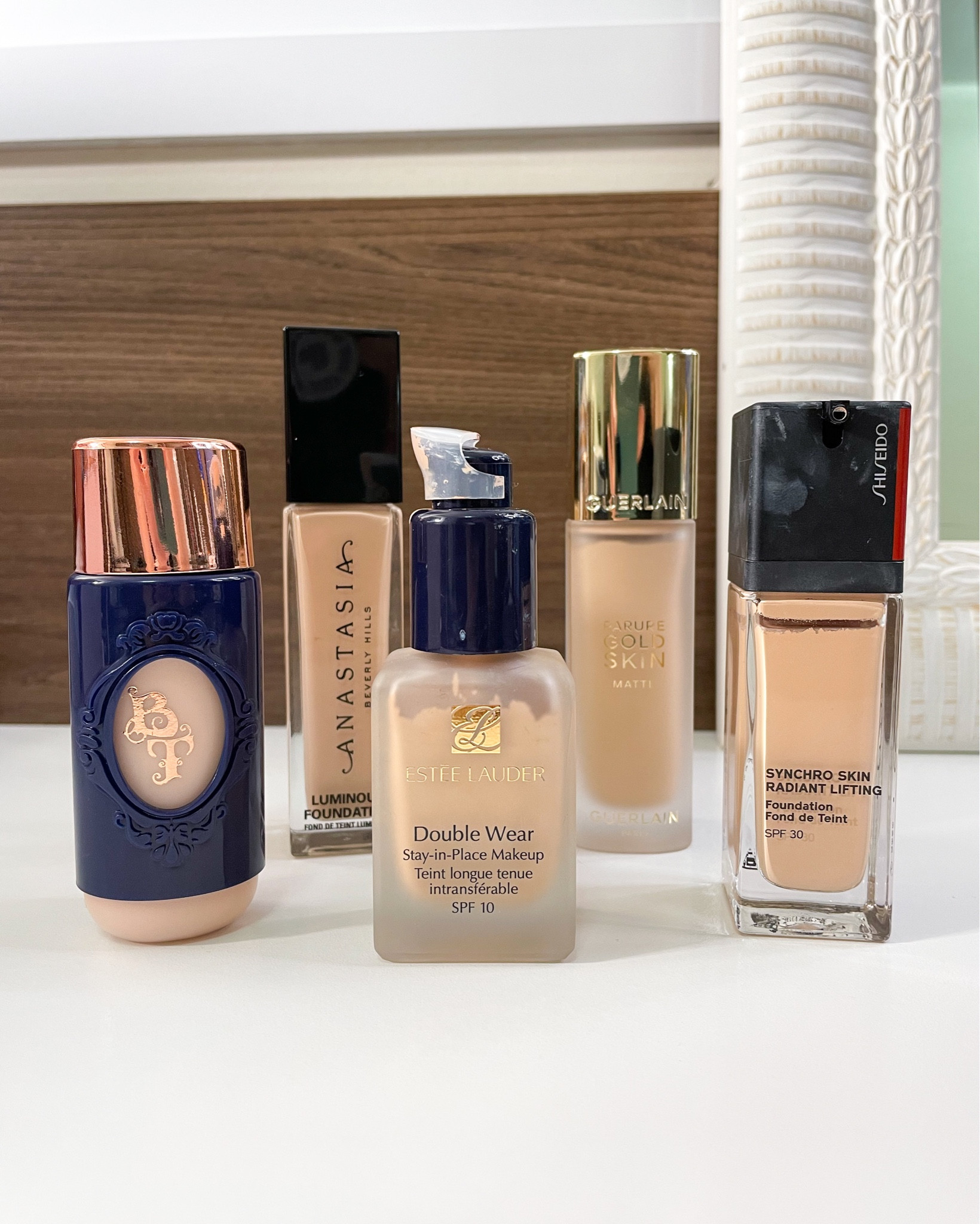 Tons de base que eu uso! (Parte 1)

Anastasia Beverly Hills - Luminous Foundation: cor 140N 
Shiseido Synchro Skin Radiant Lifting: cor 160 Shell 
Estée Lauder Double Wear: cor 1N2 Ecru 
Guerlain Parure Gold Skin Matte: cor 1N 
Bruna Tavares BT Skin: F50 

Minha pele é mista/oleosa! 

#LTKbeauty #LTKbrasil