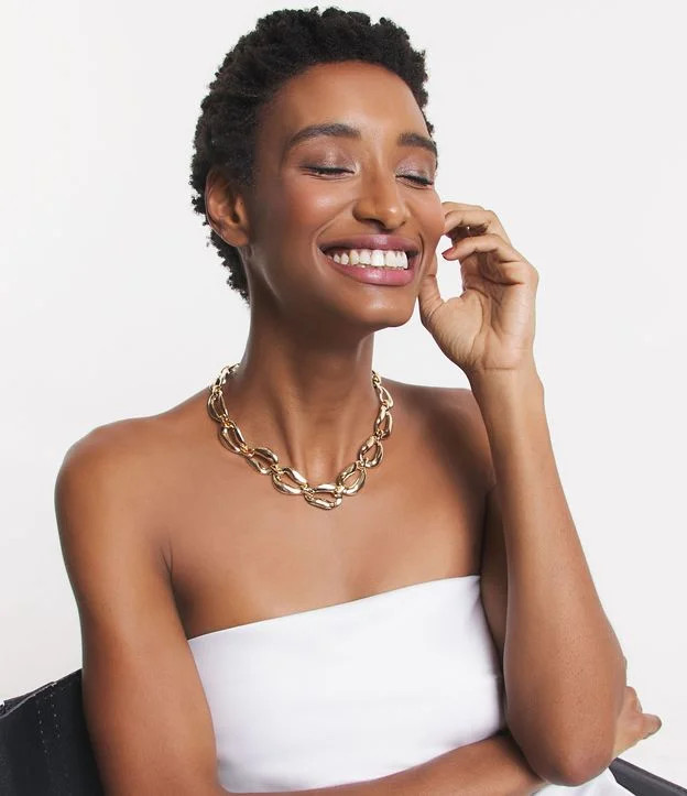 Colar Curto em Metal com Elos Irregulares Dourado | Renner (BR)