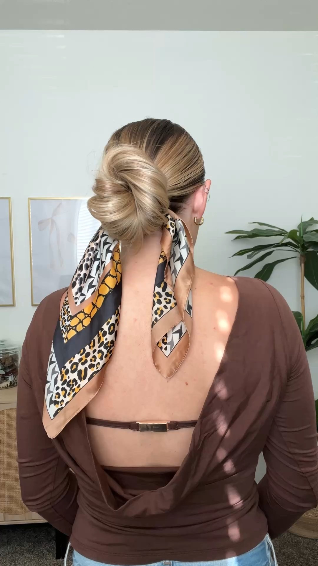Are you still doing the clean girl hairstyles? This is a fun one for fall 🍂#fallhairstyle #cleangirl #cleangirlaeathetic #sleekstick #slickback 