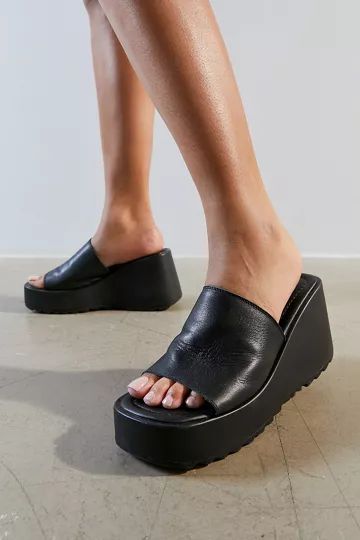 Steve Madden Pepe 30 Platform Sandal | Urban Outfitters (US and RoW)