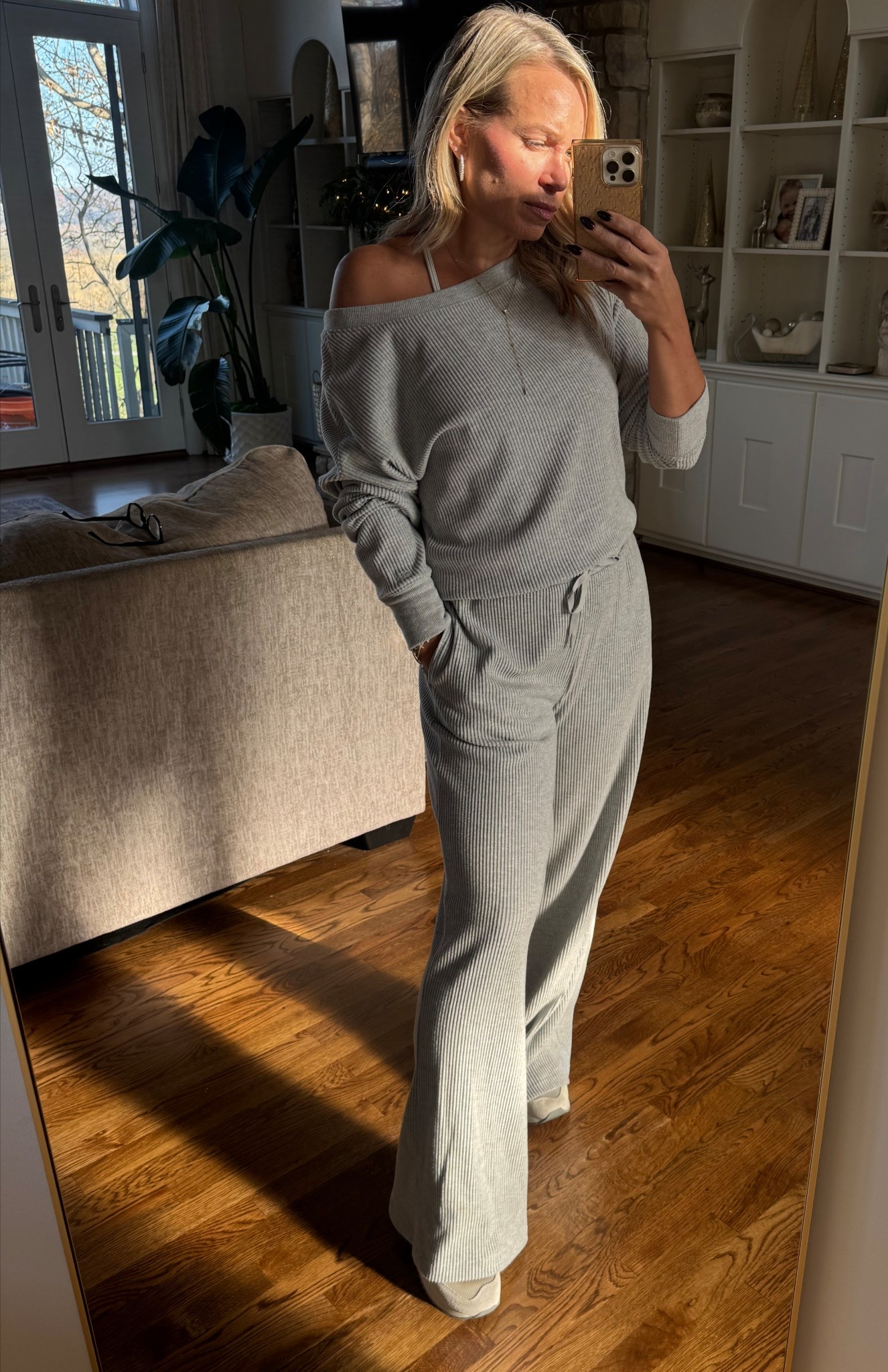 The coziest comfiest wide leg set - you’ll want to live in this! 