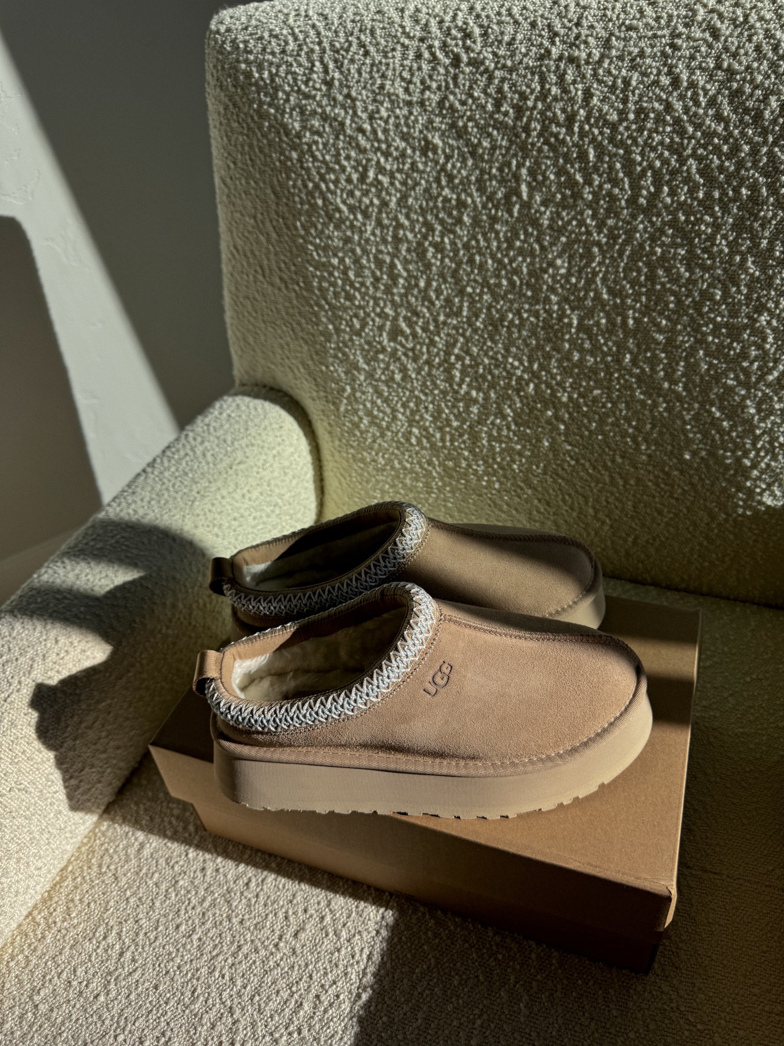 Order yours before they sell out 🍂🤎.


#UGGLife  
#UGGShoes  
#UGGStyle  
#UGGSeason  
#CozyInUGG  
#UGGLove  
#WinterEssentials  
#UGGObsessed  
#ComfyAndChic  
#StayWarmInUGG  
#BootSeason  
#UGGBoots  
#ClassicUGG  
#UGGOutfit  
#CozyVibes

#LTKFallSale 

#LTKSeasonal #LTKStyleTip