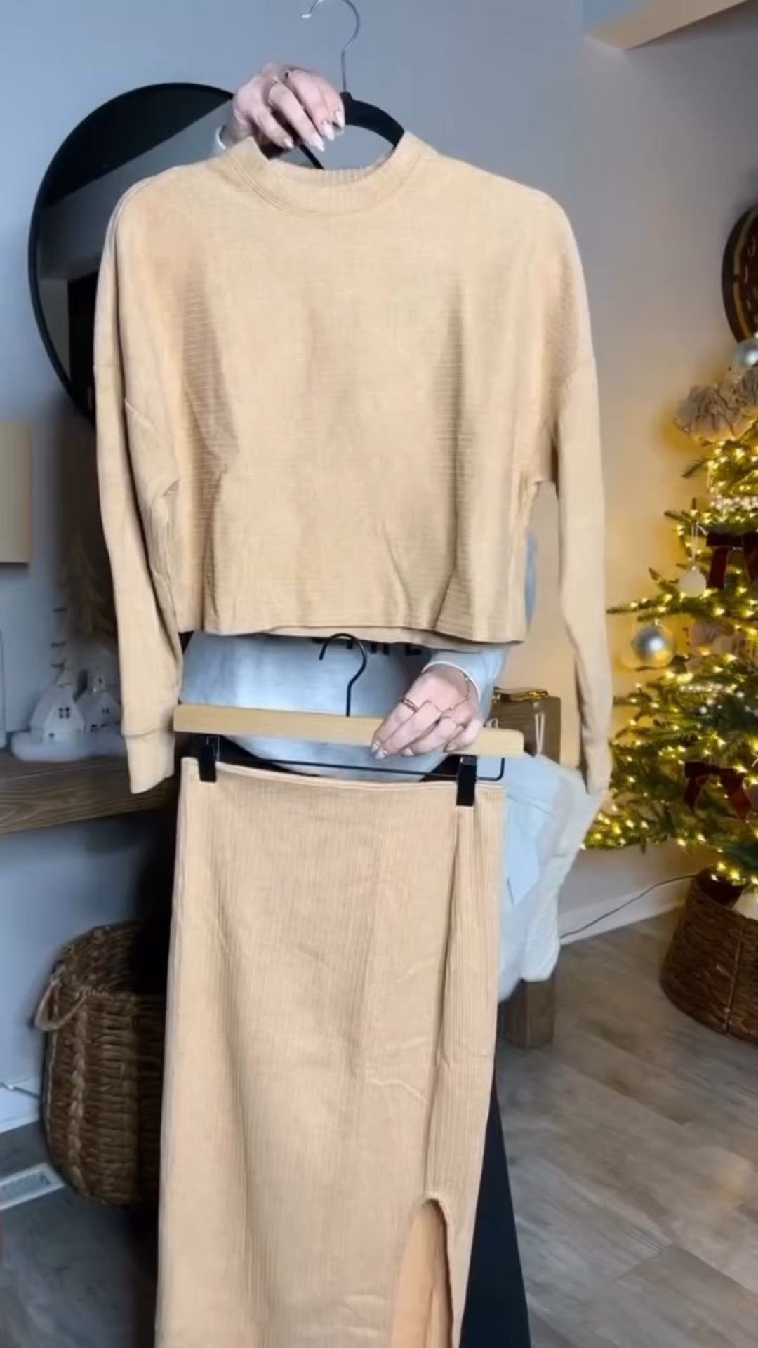 loving this two piece set for the fall & a thanksgiving outfit 🍂🦃🤎

Comment SHOP for the link! Under $32 🫰🏽

#twopieceset #twopieceoutfit #thanksgivingoutfit #thanksgivingoutfitideas