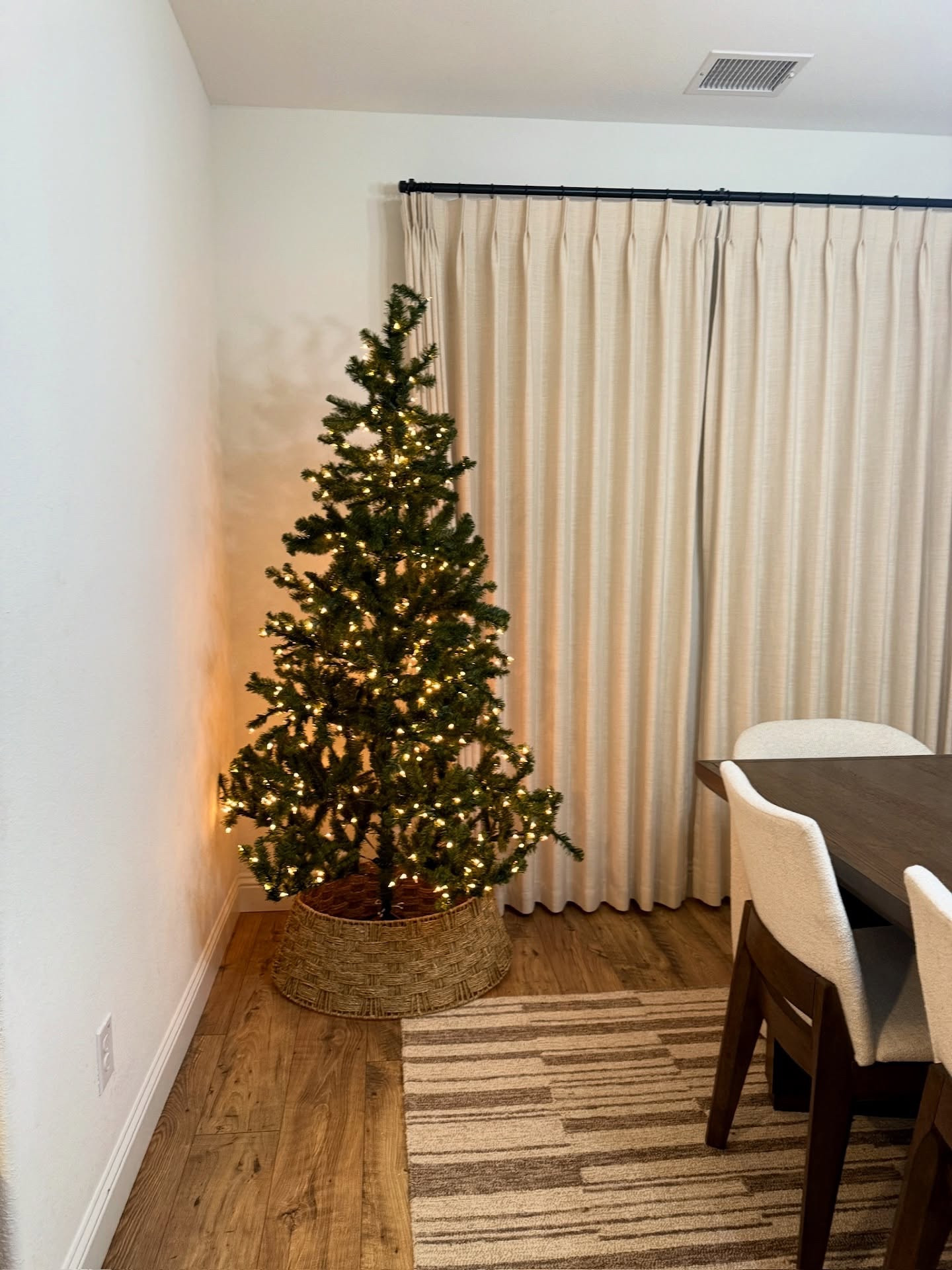 It’s officially tree season in this house 🎄✨
I set up my pre-lit Northlight Christmas tree from @ChristmasCentral in our new dining room, and right now she’s completely naked 😂 Just the warm glow of the lights… and honestly, the simplicity is so beautiful.

But now I’m torn — should I keep it minimal, or add ornaments?
If I do, what colors should I lean toward this year? 👀✨ Help a homemaker out!

This exact tree is currently on SALE, and I’ve linked it on my LTK for anyone looking to refresh their holiday decor ❤️

#ChristmasCentral #ChristmasCentralFinds #Northlight #HolidayHome #HomemakerLife #CozySeason #SimpleDecor #ltk

#LTKHoliday