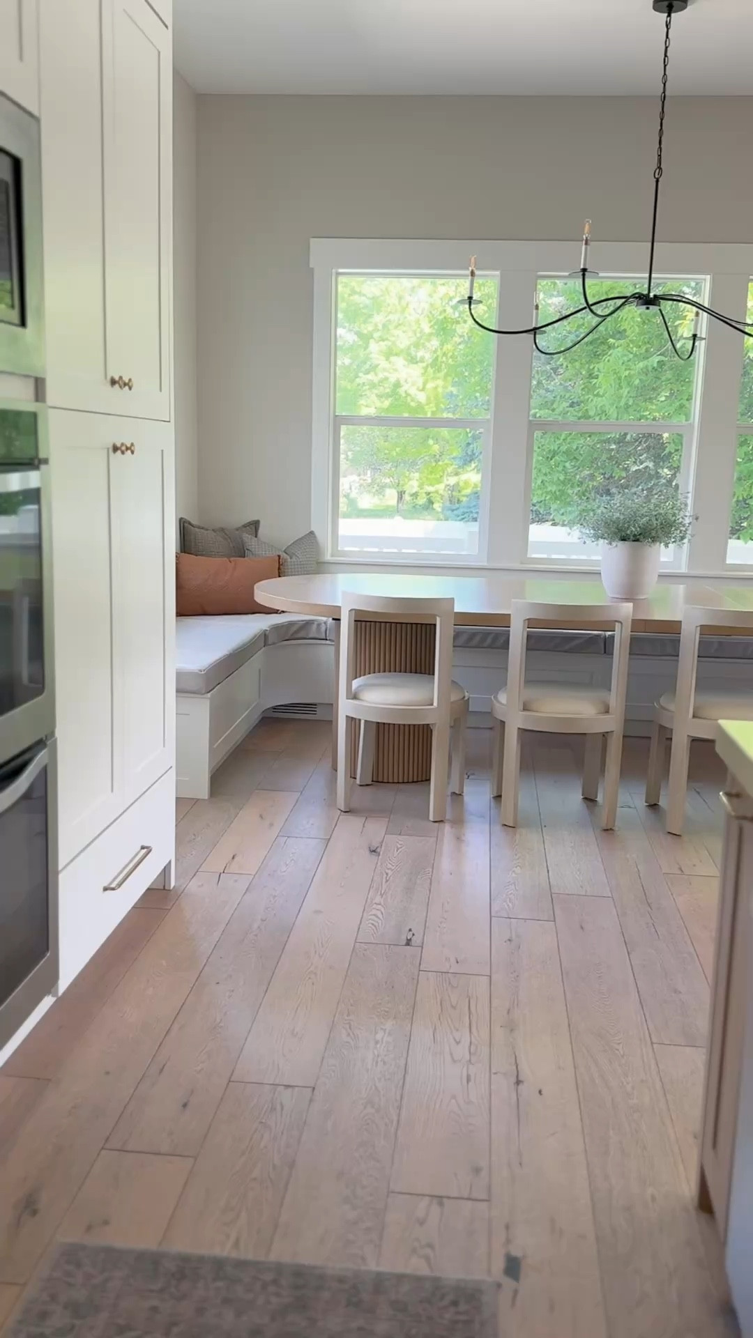 Built-in bench seating that actually makes you want to sit and stay awhile.
⁠
Adam built this custom for this corner to maximize space around the table while keeping it light, open, and clean. Paired it with a white oak table, comfy modern chairs, and a minimal chandelier to tie it all together. Simple. Sharp. Functional.

#builtinseating #diningnookgoals #kitchendesigninspo #customfurniture #whiteoaktable #modernfarmhousestyle #utahhomebuilders #weekleydesignbuild #kitchennook #kitchenremodelideas #functionaldesign