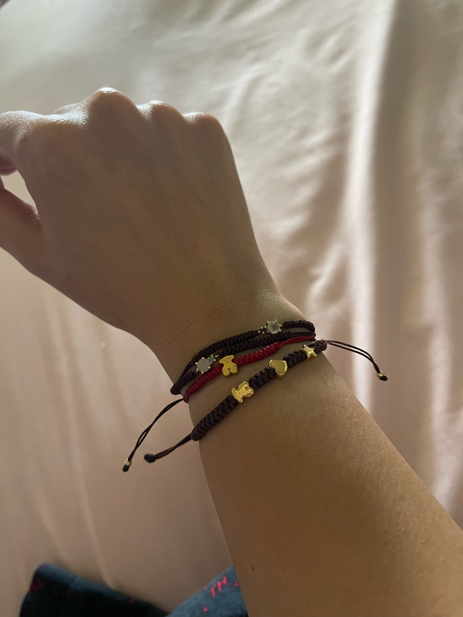 Una de las cosas que más me preguntas es por mis hilitos que tengo muchisimo tiempo usando son de Tous en oro 18k y gemas nunca me los quito y son de mis favoritos✨ 