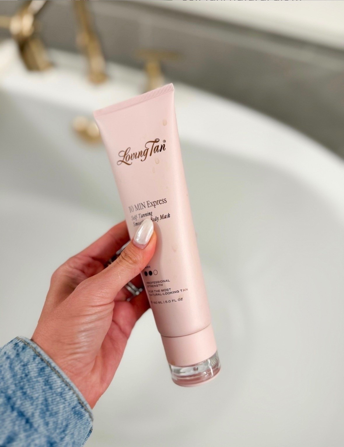 This self tan gives the prettiest natural glow and is so easy to apply, no streaks and develops into the perfect even color. One of my go to products for a quick bronze.

self tanning, glowing skin, bronzed look, summer beauty, easy self tan, streak free tan, at home tanning, beauty routine, natural glow, skincare favorites, annabrstyle