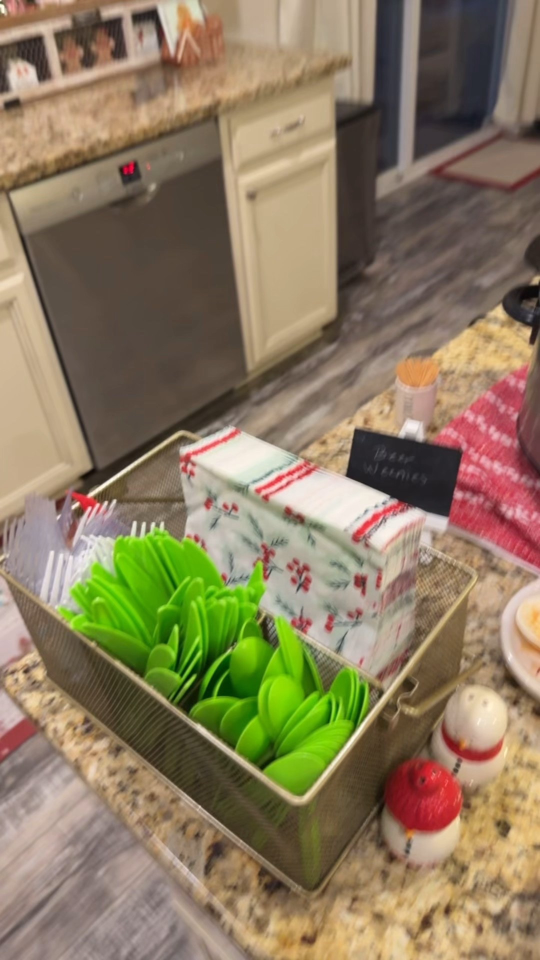 And some of the food set up for the party 
#holidayparty #christmasparty #christmasfood #holidayserveware #holidayentertaining #foodlamps #gingerbreadtray

#LTKHoliday #LTKHome #LTKSeasonal