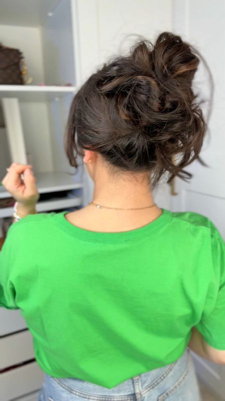 Follow along this super simple messy bun! 

Honestly so perfect for hot summer days, vacation hair, or date night! 

I’ve linked all the products below🫶