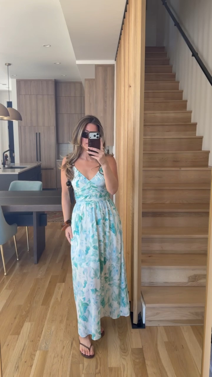 Cupshe blue v-neck dress for resortwear &  tropical vacations! 

Electric picks code: emerson20
divi: emerson15

Wearing my usual small top medium bottom 

Summer
Vacation
Beach
Poolside
Swimsuit
One piece
Bikini
Coverup
Resortwear
Destination

#LTKgrwm #LTKootd #LTKSwim