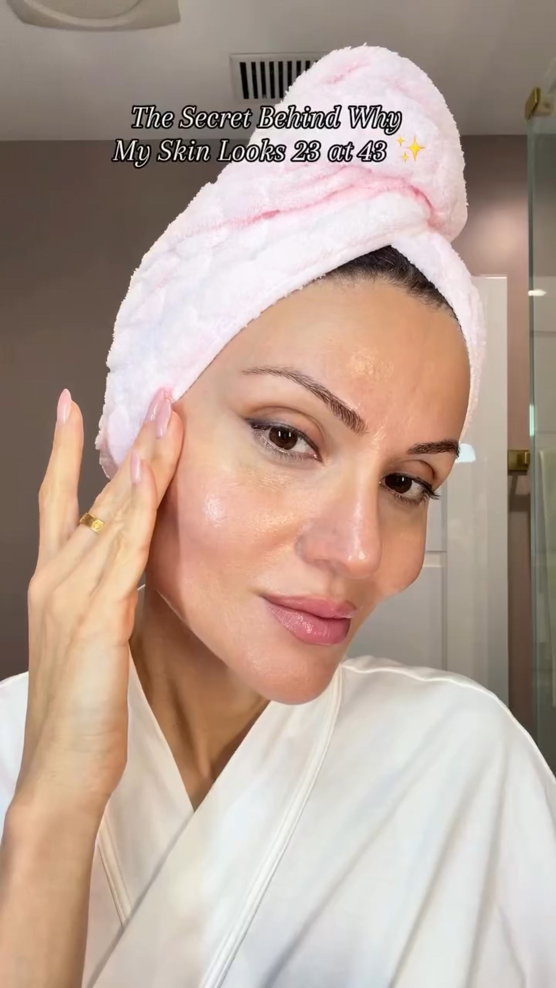 ✨ 𝐓𝐡𝐞 𝐬𝐞𝐜𝐫𝐞𝐭 𝐛𝐞𝐡𝐢𝐧𝐝 𝐰𝐡𝐲 𝐦𝐲 𝐬𝐤𝐢𝐧 𝐥𝐨𝐨𝐤𝐬 𝟐𝟑 𝐚𝐭 𝟒𝟑 ✨

Fresh, calm, glowing skin — and this duo is the secret 🌹💦
A hydrating, soothing K-beauty rose routine I truly swear by.

Lightweight, calming, and perfect for achieving a fresh, youthful glow ✨
PR giftedd

@orjena_official

Shop now — link in my Linktree / shoppable posts 💚,

#Orjena #KBeautySkincare #RoseSkincare #GlowingSkin #HydratingSkincare
#LTKCreator #UGCBeauty #PRGifted


#LTKBeauty