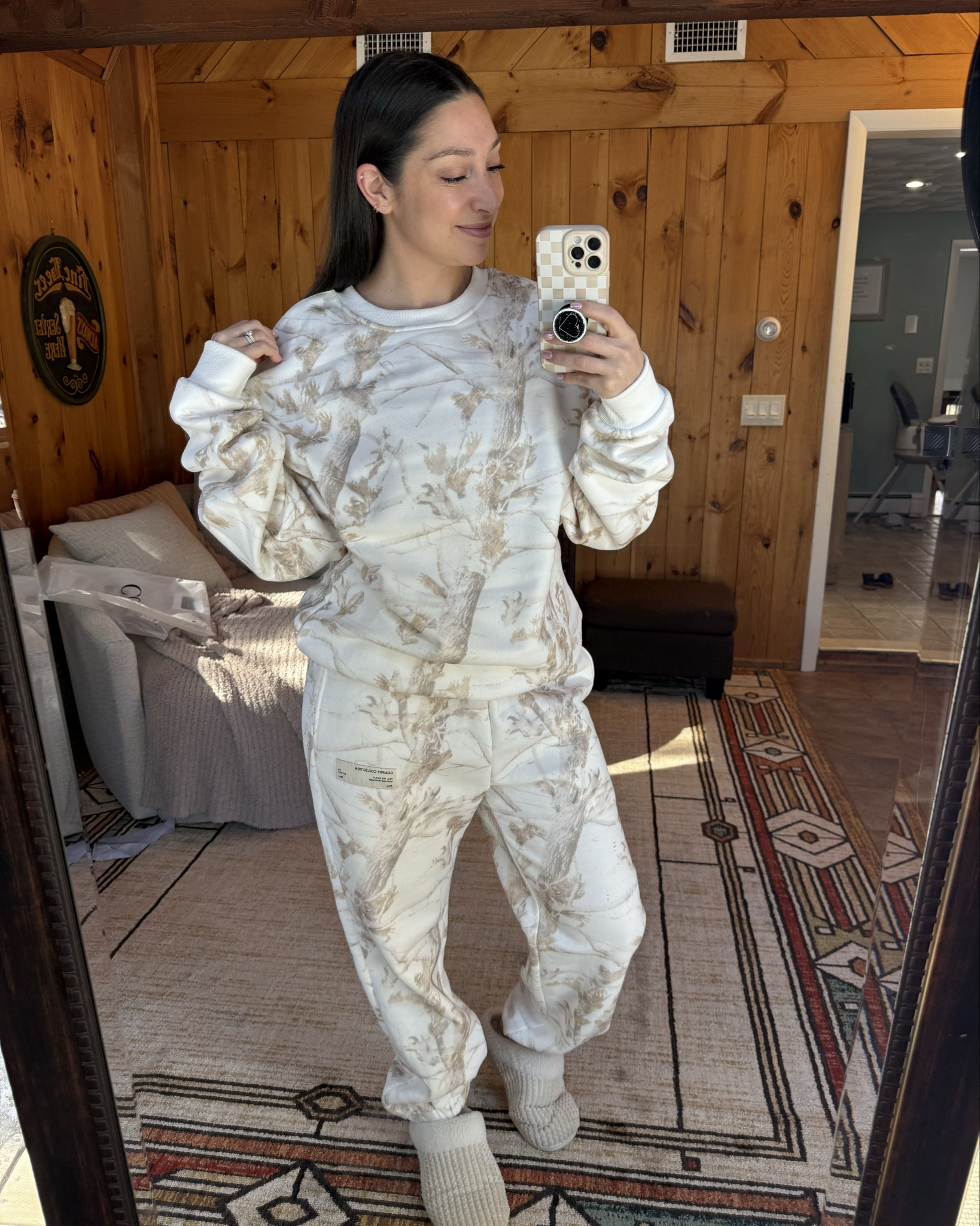 LIMITED EDITION!! AKA get yours before they’re GONE 🤩

Comfrts camo set in white oak. Their only CREWNECK. I’m wearing M top and M bottom. It’s recommended to size down one in the hoodie/crewneck. Pants are true to size. Obsessed 🤍

Also comfiest slippers ever.