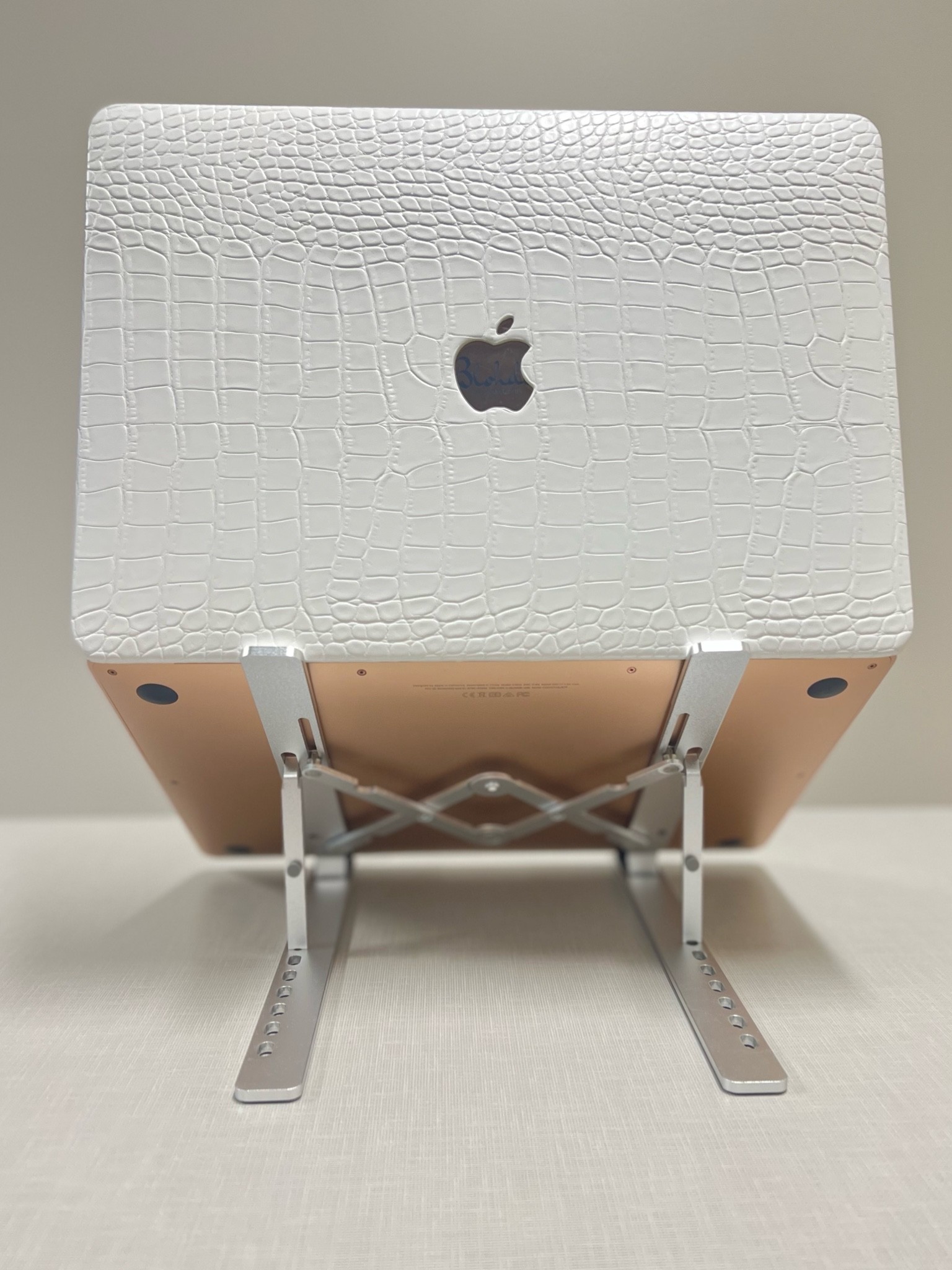 This computer stand has literally been a NEXK saver!!

#Amazon #amazonFinds #MacbookAir #ComputerCase #ComputerStand 