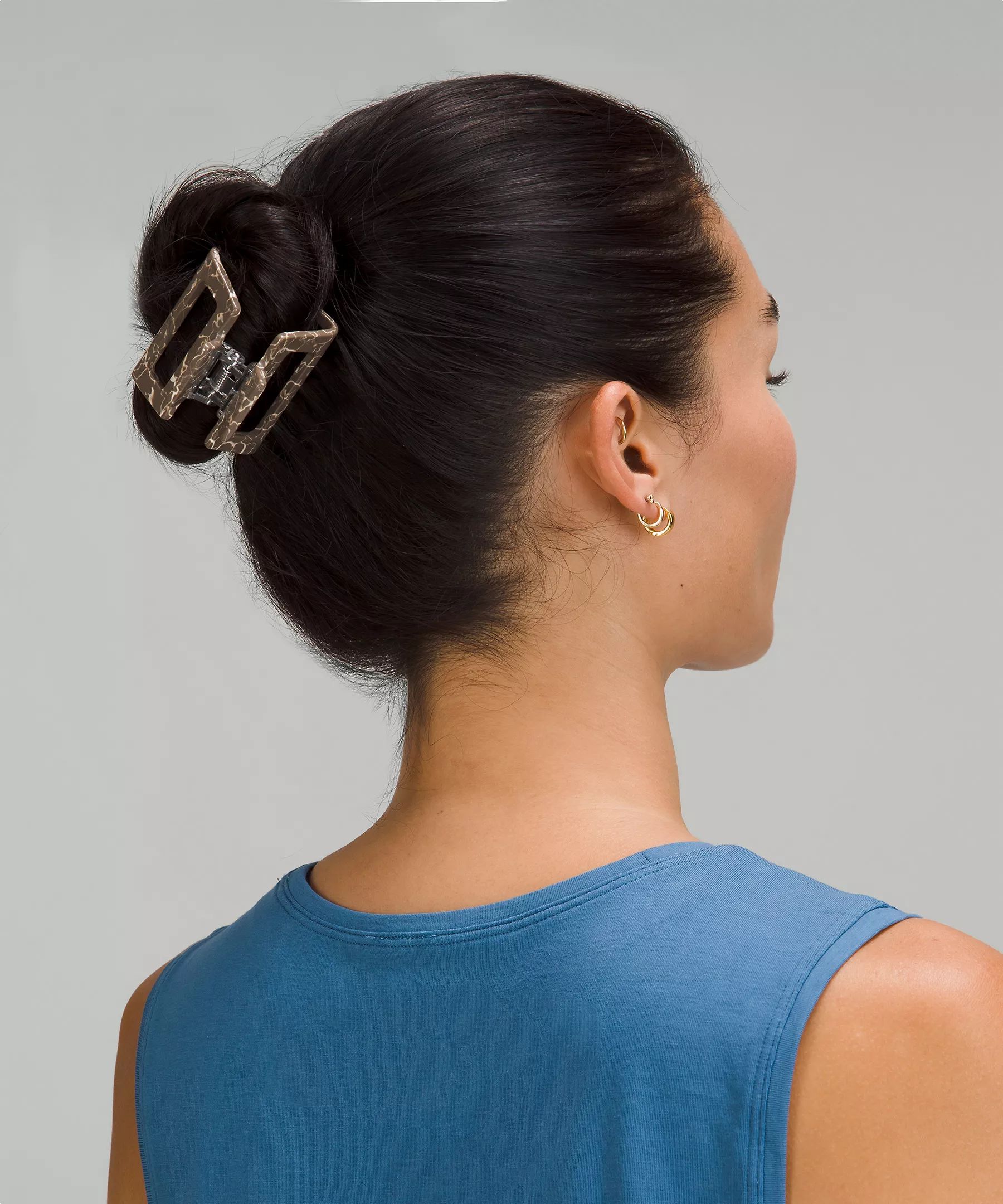 Medium Claw Hair Clip | Women's Accessories | lululemon | Lululemon (US)