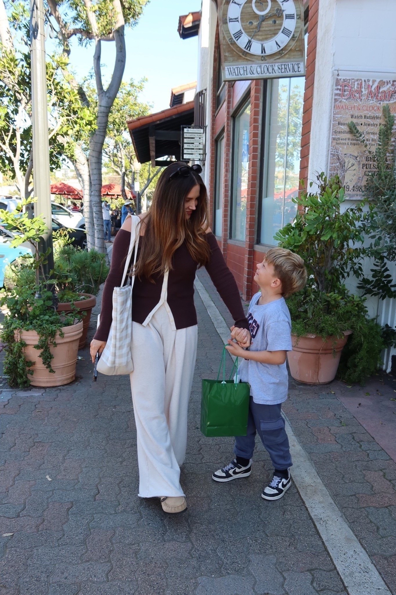 LTK SPRING SALE / 25% off Abercrombie!
I looove this off the shoulder cardigan! tts mediumm

Abercrombie top, Aerie trouser sweats, Amazon sunglasses, Electric picks necklaces, ep, electric picks, accessories, aerie, abercrombie, aûf, aûf sale, britt horton

#LTKootd #LTKSaleAlert #LTKSpringSale