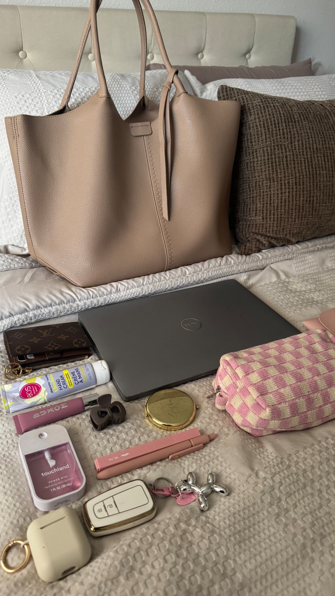 What’s in my bag? 💼  

#LTKWorkwear #LTKdayinmylife #LTKBeauty