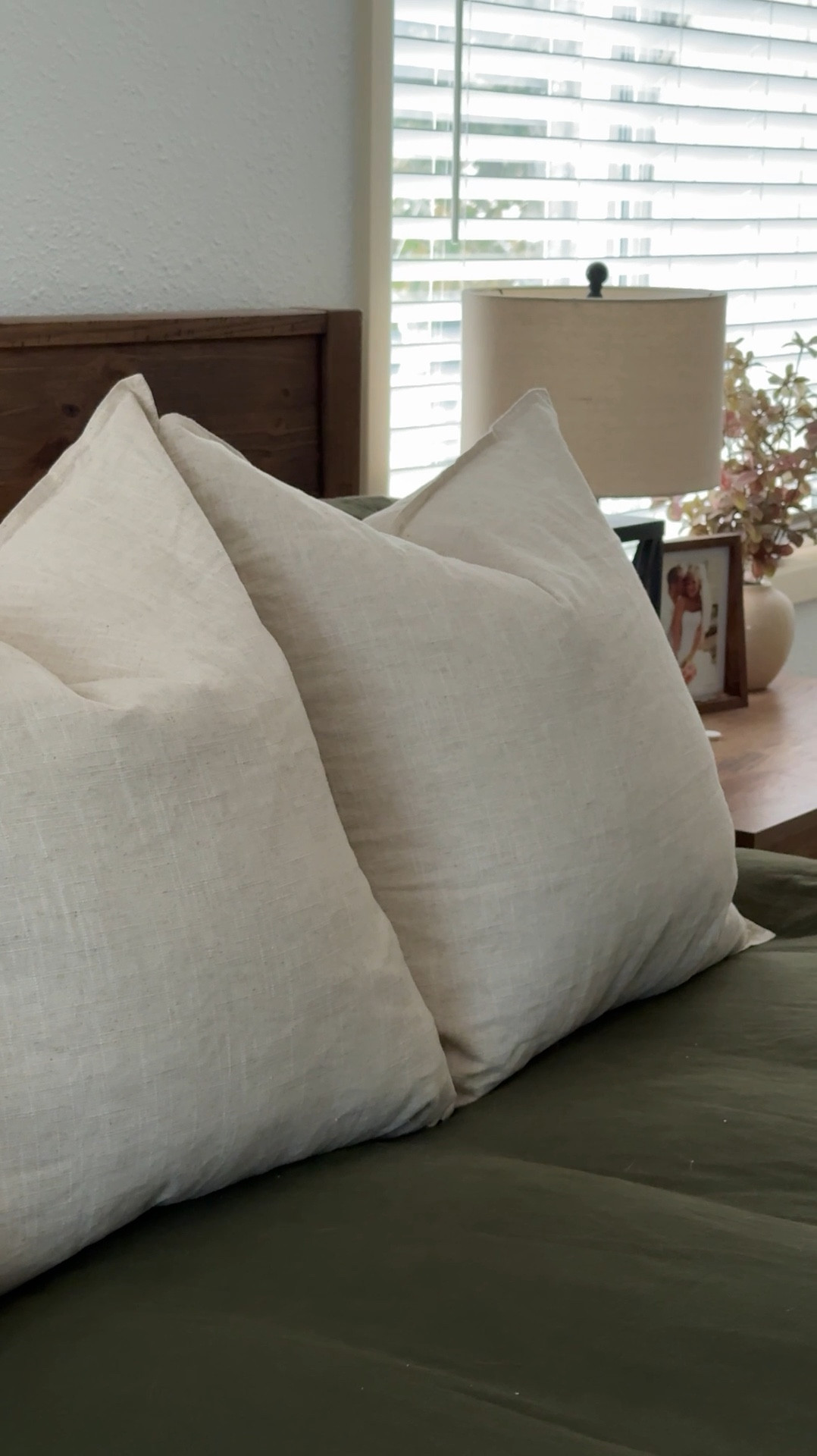 The secret to the perfect throw pillow is a bigger down insert than the cover! 🤎 For my bed I did 26x26 inserts with 24x24 beige covers! 