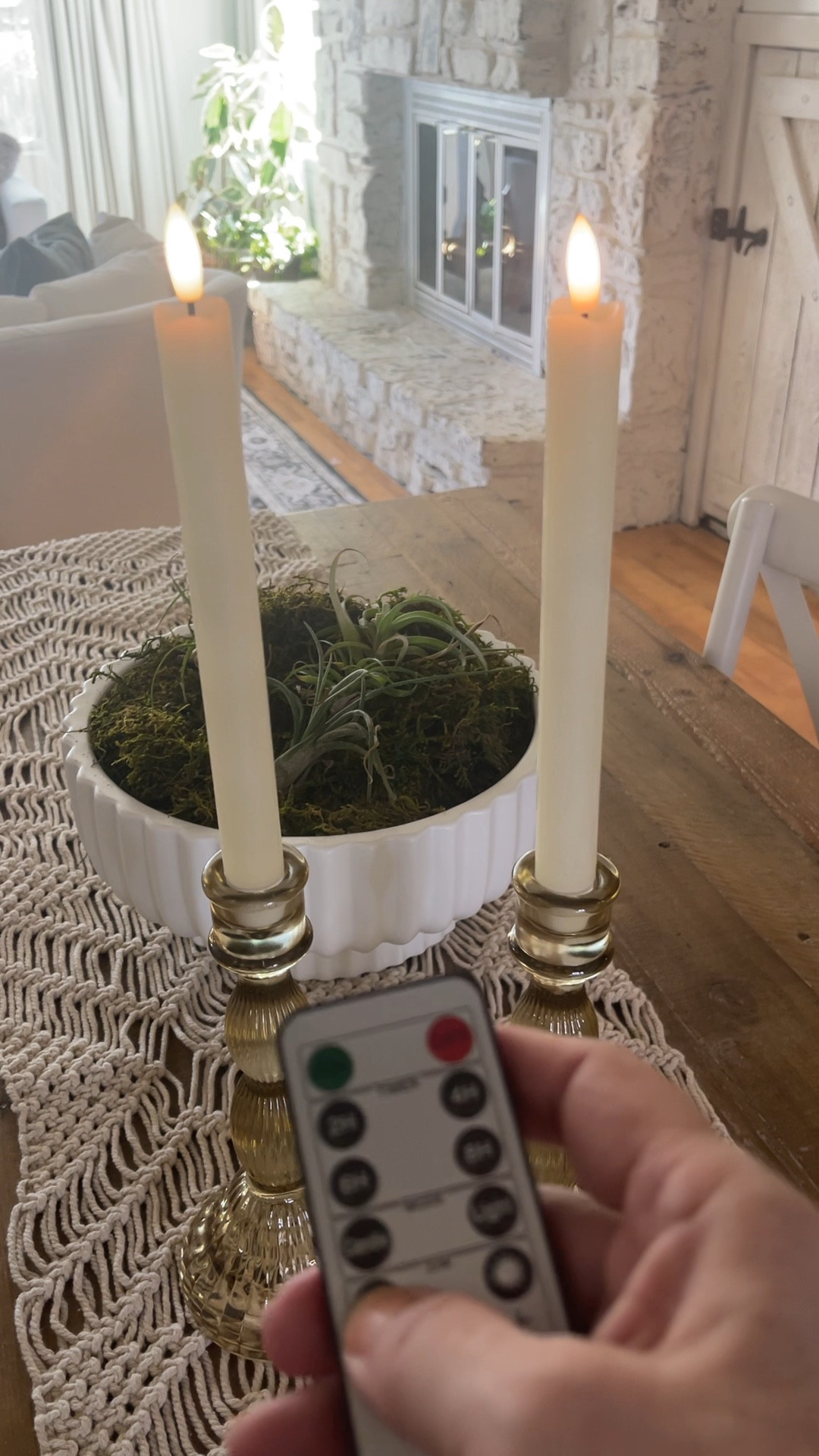 Simple spring table decor! #springhomedecor #affordablehomedecor #diningroomdecor

#LTKVideo #LTKhome #LTKSeasonal