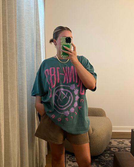 Size L/XL in this blink182 tshirt it’s like a dress soo comfy and colors super bright!! Shorts tts M
