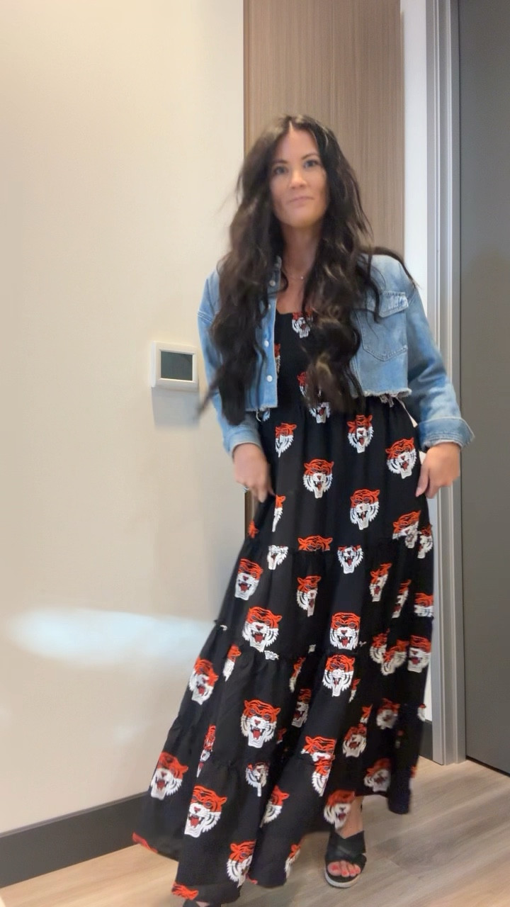 This cropped denim shirt always goes with everything. A closet staple for me 😍😍