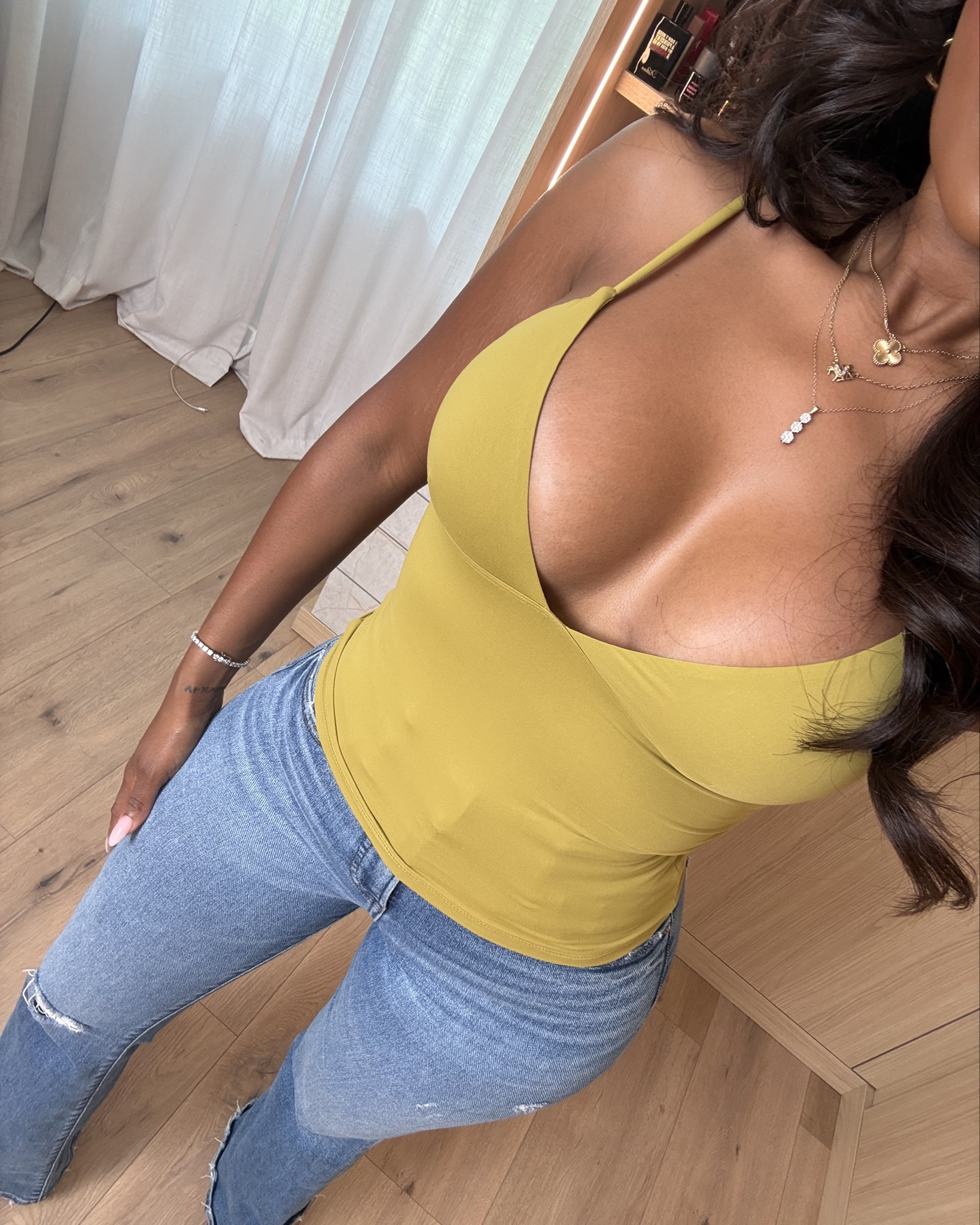 Hi babes!

Okay these jeans are a TOP SELLER and they’re going viral for a reason — the fit is so flattering and they give that perfect length and shape on the legs. Paired with this tank, this is one of those easy outfits that just works every single time.

These jeans are a high sell-out risk, especially in this wash — they do not stay in stock long.

The denim has the perfect stretch while still holding you in, and the slight flare gives that long, flattering look.

Where to wear this:
• Everyday errands
• Casual dinners
• Brunch
• Running around but still looking put together

Everything is linked below.

xx Kira | @kirasfashionfinds

Measurements: 5’4” | 138 lbs | 34D | 27” waist | 40” hips

