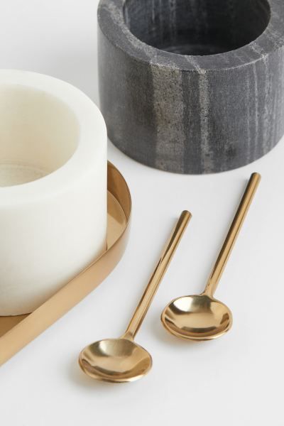 Small marble bowls for salt and pepper with an oval tray in metal. Each bowl with serving spoon. ... | H&M (US + CA)